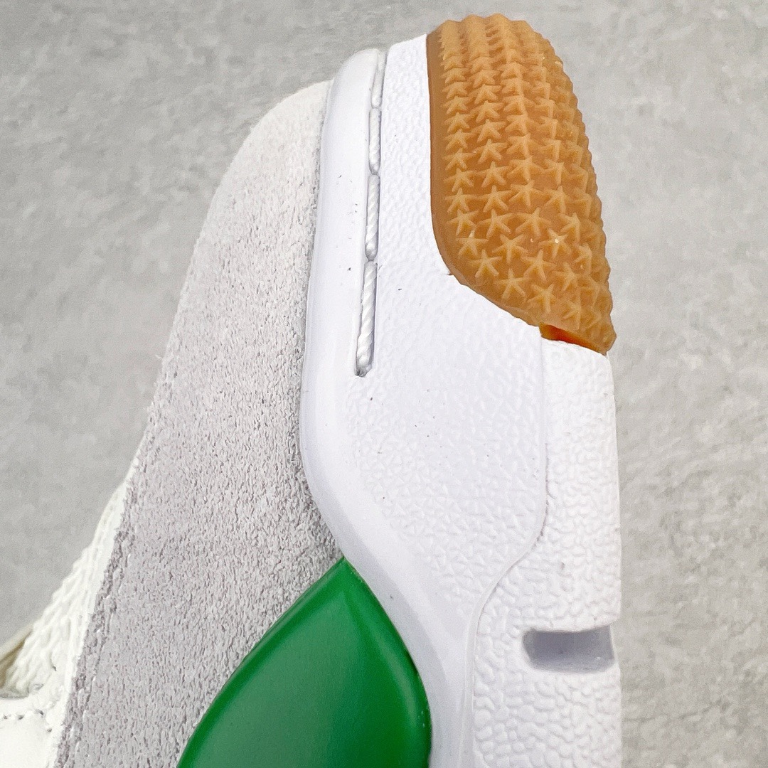 图片[12]-＃KZ神版 NK SB x Air Jordan AJ4 联名绿松石 白绿 DR5415-103 重点区分市面 唯一正确细节 后跟饰片中心位置有合模线 超弹硅胶材质 内层不织布补强 补强为硅胶提供更强耐久性 避免断裂 独家外贸特供尺码含 45.5 49.5 50.5 国内外口碑最好最推荐的产品 市场中端王者 亲自操刀耗时半年巨作 全套原纸板楦头开发 确保原汁原味 完美呈现四代版型 一比一鞋头弧度高度鞋身弧度 此版本只针对中端市场 皮料材质有所更替 其他数据细节工艺流程均保持一致 绝不口嗨 细节品控鞋型随意秒杀市面3XX 4XX 原厂TPU网格鞋带扣 正确内里网布 菱角分明不变形无多余毛边 柔软性质感一致于原鞋 市场唯一原厂鞋扣模具 背面可见隐藏注塑口 原厂织唛标 原厂飞人电绣工艺 尾指中部跳三针 独家绑鞋带手法 印刷中底布 四线拉帮 米色美纹纸贴合固定 进口港宝加持 后跟自然饱满 全鞋荧光划线卡点 追求极致完美 每一双都是工艺品 多重QC质检 超越公司货的品控标准 实实在在的免检产品 尺码：40 40.5 41 42 42.5 43 44 44.5 45 45.5 46 47.5 48.5 49.5 50.5-选品中心