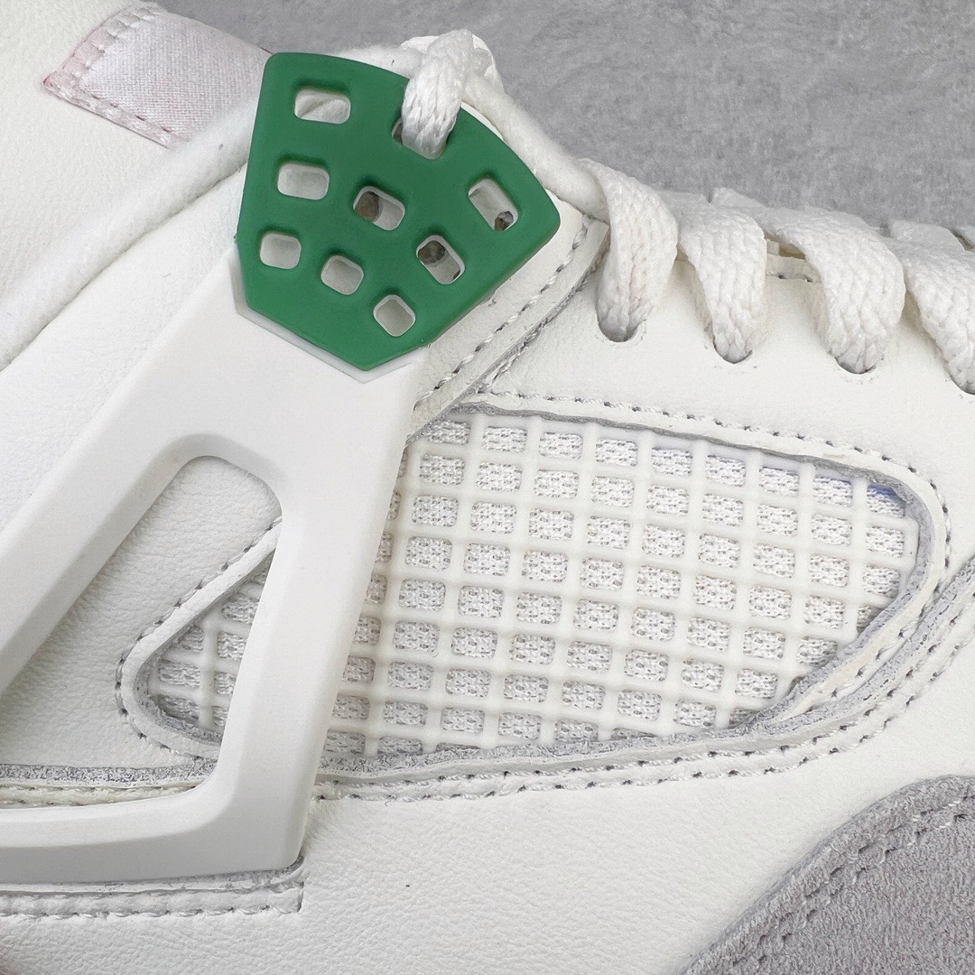 图片[13]-＃KZ神版 NK SB x Air Jordan AJ4 联名绿松石 白绿 DR5415-103 重点区分市面 唯一正确细节 后跟饰片中心位置有合模线 超弹硅胶材质 内层不织布补强 补强为硅胶提供更强耐久性 避免断裂 独家外贸特供尺码含 45.5 49.5 50.5 国内外口碑最好最推荐的产品 市场中端王者 亲自操刀耗时半年巨作 全套原纸板楦头开发 确保原汁原味 完美呈现四代版型 一比一鞋头弧度高度鞋身弧度 此版本只针对中端市场 皮料材质有所更替 其他数据细节工艺流程均保持一致 绝不口嗨 细节品控鞋型随意秒杀市面3XX 4XX 原厂TPU网格鞋带扣 正确内里网布 菱角分明不变形无多余毛边 柔软性质感一致于原鞋 市场唯一原厂鞋扣模具 背面可见隐藏注塑口 原厂织唛标 原厂飞人电绣工艺 尾指中部跳三针 独家绑鞋带手法 印刷中底布 四线拉帮 米色美纹纸贴合固定 进口港宝加持 后跟自然饱满 全鞋荧光划线卡点 追求极致完美 每一双都是工艺品 多重QC质检 超越公司货的品控标准 实实在在的免检产品 尺码：40 40.5 41 42 42.5 43 44 44.5 45 45.5 46 47.5 48.5 49.5 50.5-选品中心