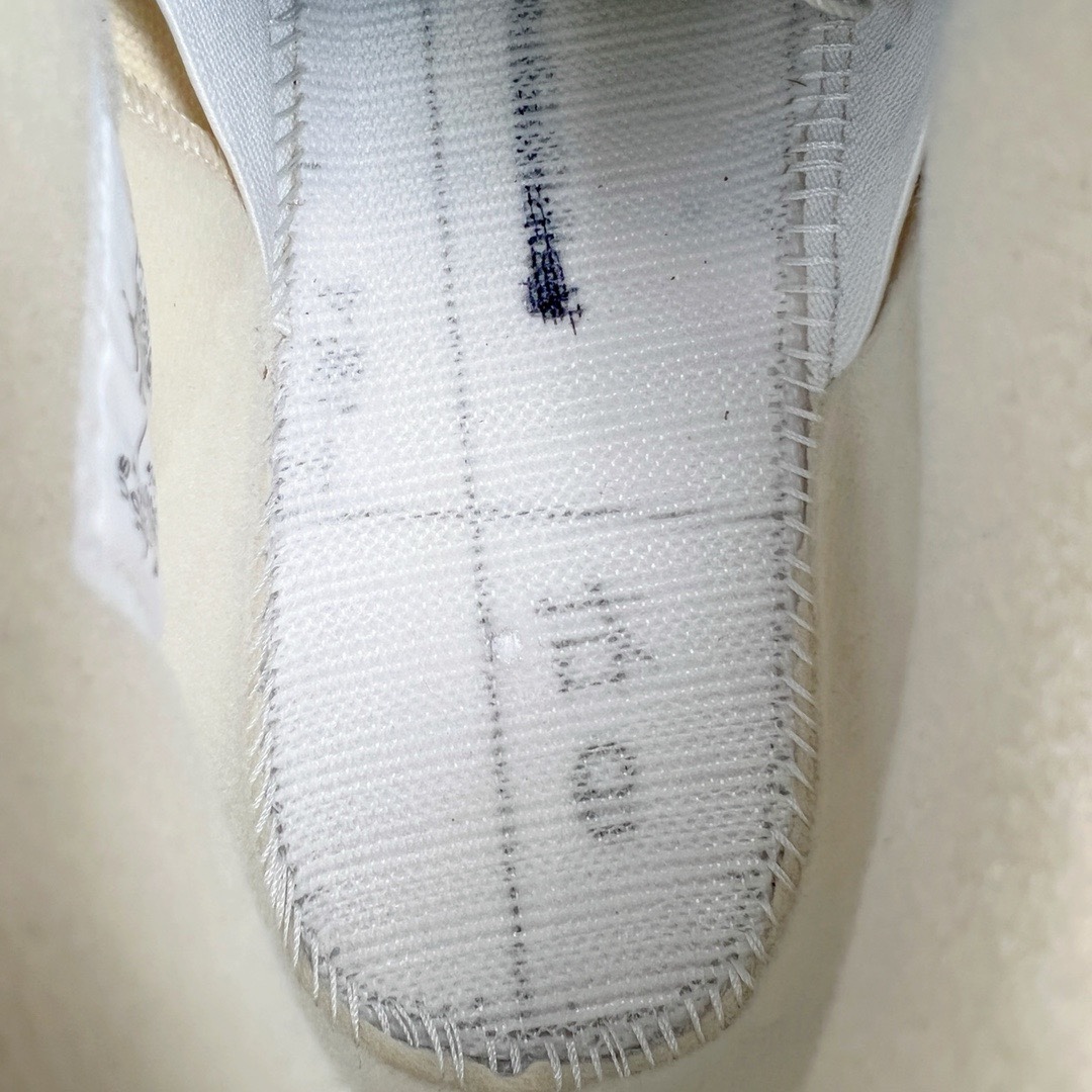 图片[17]-＃KZ神版 Off-White™ x Air Jordan AJ4 Retro\\\”Cream/Sail\\\” OW联名白帆 CV9388-100 独家外贸特供尺码含 45.5 49.5 50.5 国内外口碑最好最推荐的产品 市场中端王者 亲自操刀耗时半年巨作 全套原纸板楦头开发 确保原汁原味 完美呈现四代版型 一比一鞋头弧度高度鞋身弧度 此版本只针对中端市场 皮料材质有所更替 其他数据细节工艺流程均保持一致 绝不口嗨 细节品控鞋型随意秒杀市面3XX 4XX 原厂TPU网格鞋带扣 正确内里网布 菱角分明不变形无多余毛边 柔软性质感一致于原鞋 市场唯一原厂鞋扣模具 背面可见隐藏注塑口 原厂织唛标 原厂飞人电绣工艺 尾指中部跳三针 独家绑鞋带手法 印刷中底布 四线拉帮 米色美纹纸贴合固定 进口港宝加持 后跟自然饱满 全鞋荧光划线卡点 追求极致完美 每一双都是工艺品 多重QC质检 超越公司货的品控标准 实实在在的免检产品 尺码：40 40.5 41 42 42.5 43 44 44.5 45 45.5 46 47.5 48.5 49.5 50.5-选品中心