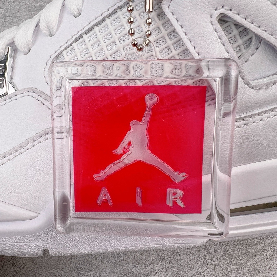 图片[16]-＃KZ神版福利回馈 Air Jordan AJ4 Retro 纯白/白猫 308497-100 独家外贸特供尺码含 45.5 49.5 50.5 国内外口碑最好最推荐的产品 市场中端王者 亲自操刀耗时半年巨作 全套原纸板楦头开发 确保原汁原味 完美呈现四代版型 一比一鞋头弧度高度鞋身弧度 此版本只针对中端市场 皮料材质有所更替 其他数据细节工艺流程均保持一致 绝不口嗨 细节品控鞋型随意秒杀市面3XX 4XX 原厂TPU网格鞋带扣 正确内里网布 菱角分明不变形无多余毛边 柔软性质感一致于原鞋 市场唯一原厂鞋扣模具 背面可见隐藏注塑口 原厂织唛标 原厂飞人电绣工艺 尾指中部跳三针 独家绑鞋带手法 印刷中底布 四线拉帮 米色美纹纸贴合固定 进口港宝加持 后跟自然饱满 全鞋荧光划线卡点 追求极致完美 每一双都是工艺品 多重QC质检 超越公司货的品控标准 实实在在的免检产品 尺码：40 40.5 41 42 42.5 43 44 44.5 45 45.5 46 47.5 48.5 49.5 50.5-选品中心
