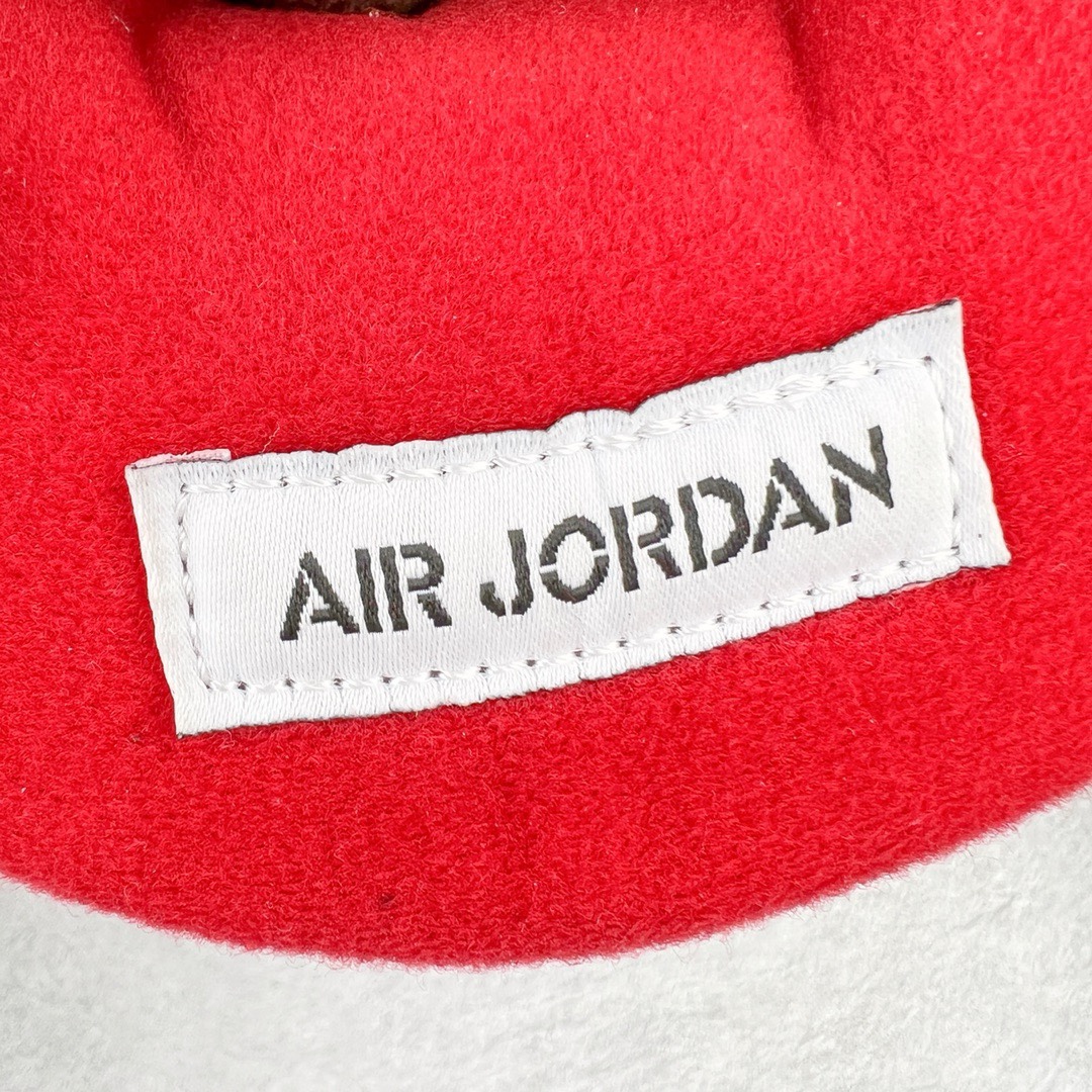 图片[12]-＃KZ神版福利回馈‼️ Air Jordan AJ4 Retro 新黑红 308497-060 独家外贸特供尺码含 45.5 49.5 50.5 国内外口碑最好最推荐的产品 市场中端王者 亲自操刀耗时半年巨作 全套原纸板楦头开发 确保原汁原味 完美呈现四代版型 一比一鞋头弧度高度鞋身弧度 此版本只针对中端市场 皮料材质有所更替 其他数据细节工艺流程均保持一致 绝不口嗨 细节品控鞋型随意秒杀市面3XX 4XX 原厂TPU网格鞋带扣 正确内里网布 菱角分明不变形无多余毛边 柔软性质感一致于原鞋 市场唯一原厂鞋扣模具 背面可见隐藏注塑口 原厂织唛标 原厂飞人电绣工艺 尾指中部跳三针 独家绑鞋带手法 印刷中底布 四线拉帮 米色美纹纸贴合固定 进口港宝加持 后跟自然饱满 全鞋荧光划线卡点 追求极致完美 每一双都是工艺品 多重QC质检 超越公司货的品控标准 实实在在的免检产品 尺码：40 40.5 41 42 42.5 43 44 44.5 45 45.5 46 47.5 48.5 49.5 50.5-选品中心