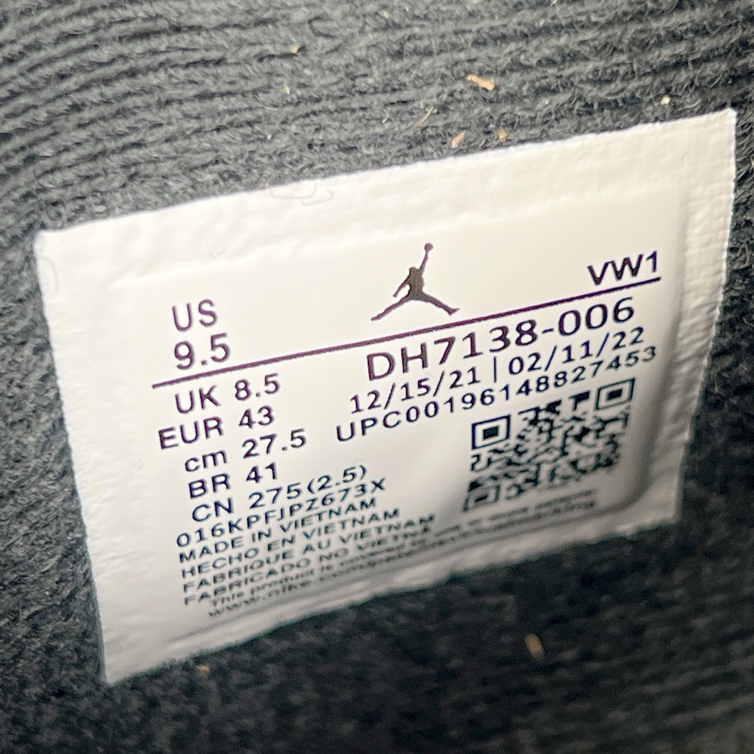 图片[18]-＃KZ神版 Air Jordan AJ4 Retro 黑色帆布小阿姆 DH7138-006 独家外贸特供尺码含 45.5 49.5 50.5 国内外口碑最好最推荐的产品 市场中端王者 亲自操刀耗时半年巨作 全套原纸板楦头开发 确保原汁原味 完美呈现四代版型 一比一鞋头弧度高度鞋身弧度 此版本只针对中端市场 皮料材质有所更替 其他数据细节工艺流程均保持一致 绝不口嗨 细节品控鞋型随意秒杀市面3XX 4XX 原厂TPU网格鞋带扣 正确内里网布 菱角分明不变形无多余毛边 柔软性质感一致于原鞋 市场唯一原厂鞋扣模具 背面可见隐藏注塑口 原厂织唛标 原厂飞人电绣工艺 尾指中部跳三针 独家绑鞋带手法 印刷中底布 四线拉帮 米色美纹纸贴合固定 进口港宝加持 后跟自然饱满 全鞋荧光划线卡点 追求极致完美 每一双都是工艺品 多重QC质检 超越公司货的品控标准 实实在在的免检产品 尺码：40 40.5 41 42 42.5 43 44 44.5 45 45.5 46 47.5 48.5 49.5 50.5-选品中心