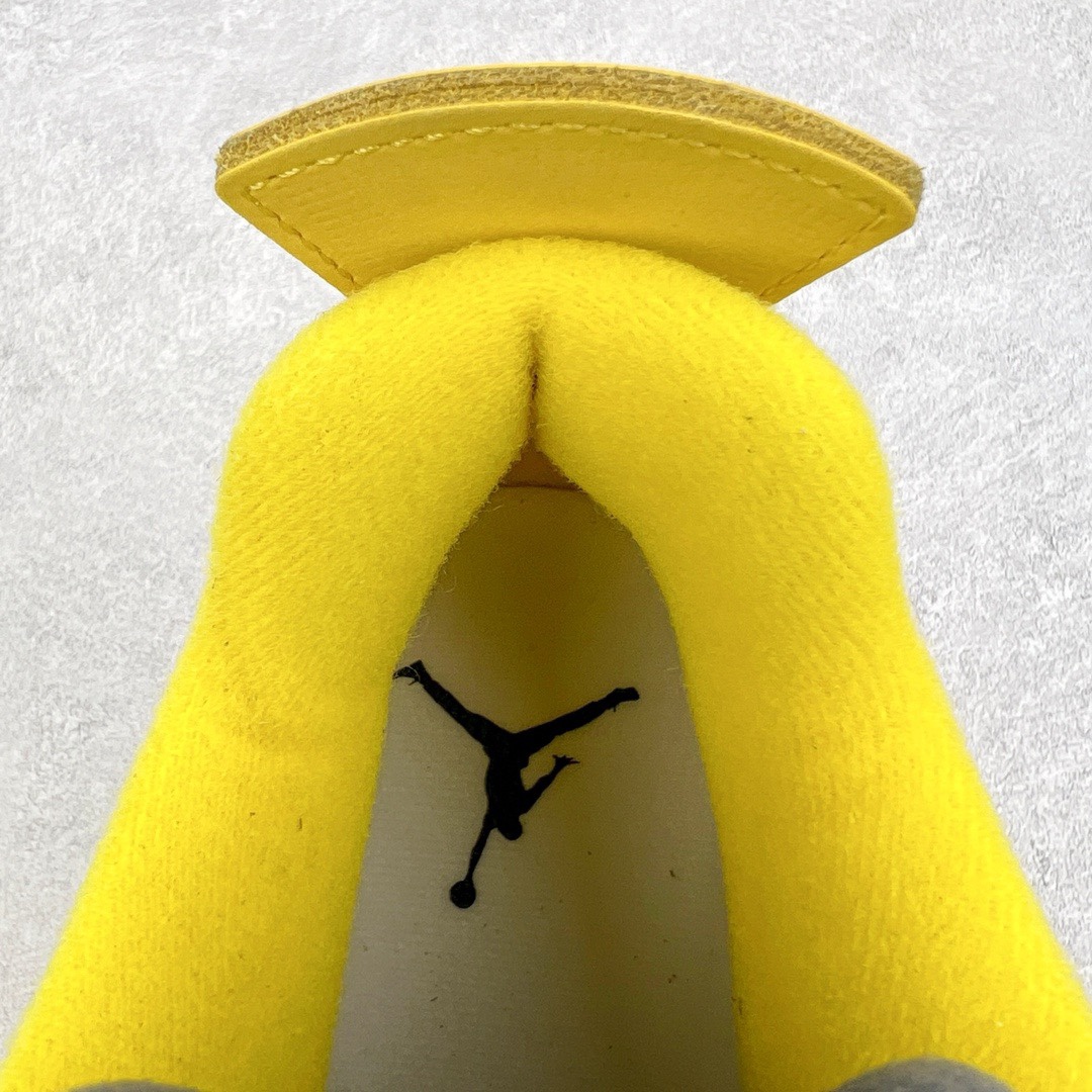 图片[13]-＃KZ神版福利回馈 Air Jordan AJ4 Retro 黑黄电母 货号：CT8527-700 独家外贸特供尺码含 45.5 49.5 50.5 国内外口碑最好最推荐的产品 市场中端王者 亲自操刀耗时半年巨作 全套原纸板楦头开发 确保原汁原味 完美呈现四代版型 一比一鞋头弧度高度鞋身弧度 此版本只针对中端市场 皮料材质有所更替 其他数据细节工艺流程均保持一致 绝不口嗨 细节品控鞋型随意秒杀市面3XX 4XX 原厂TPU网格鞋带扣 正确内里网布 菱角分明不变形无多余毛边 柔软性质感一致于原鞋 市场唯一原厂鞋扣模具 背面可见隐藏注塑口 原厂织唛标 原厂飞人电绣工艺 尾指中部跳三针 独家绑鞋带手法 印刷中底布 四线拉帮 米色美纹纸贴合固定 进口港宝加持 后跟自然饱满 全鞋荧光划线卡点 追求极致完美 每一双都是工艺品 多重QC质检 超越公司货的品控标准 实实在在的免检产品 尺码：40 40.5 41 42 42.5 43 44 44.5 45 45.5 46 47.5 48.5 49.5 50.5-选品中心