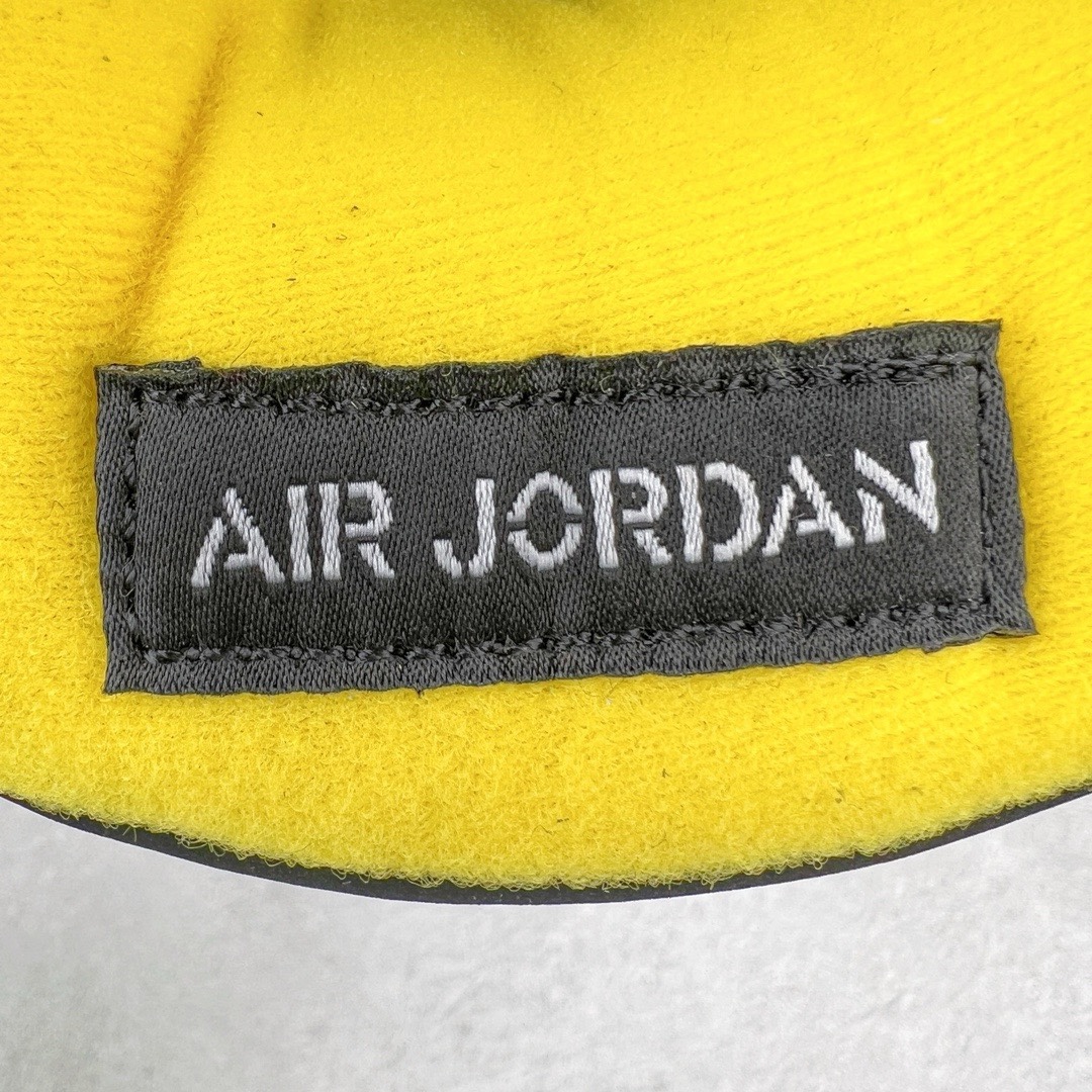 图片[17]-＃KZ神版福利回馈 Air Jordan AJ4 Retro 黑黄雷公 DH6927-017 独家外贸特供尺码含 45.5 49.5 50.5 国内外口碑最好最推荐的产品 市场中端王者 亲自操刀耗时半年巨作 全套原纸板楦头开发 确保原汁原味 完美呈现四代版型 一比一鞋头弧度高度鞋身弧度 此版本只针对中端市场 皮料材质有所更替 其他数据细节工艺流程均保持一致 绝不口嗨 细节品控鞋型随意秒杀市面3XX 4XX 原厂TPU网格鞋带扣 正确内里网布 菱角分明不变形无多余毛边 柔软性质感一致于原鞋 市场唯一原厂鞋扣模具 背面可见隐藏注塑口 原厂织唛标 原厂飞人电绣工艺 尾指中部跳三针 独家绑鞋带手法 印刷中底布 四线拉帮 米色美纹纸贴合固定 进口港宝加持 后跟自然饱满 全鞋荧光划线卡点 追求极致完美 每一双都是工艺品 多重QC质检 超越公司货的品控标准 实实在在的免检产品 尺码：40 40.5 41 42 42.5 43 44 44.5 45 45.5 46 47.5 48.5 49.5 50.5-选品中心