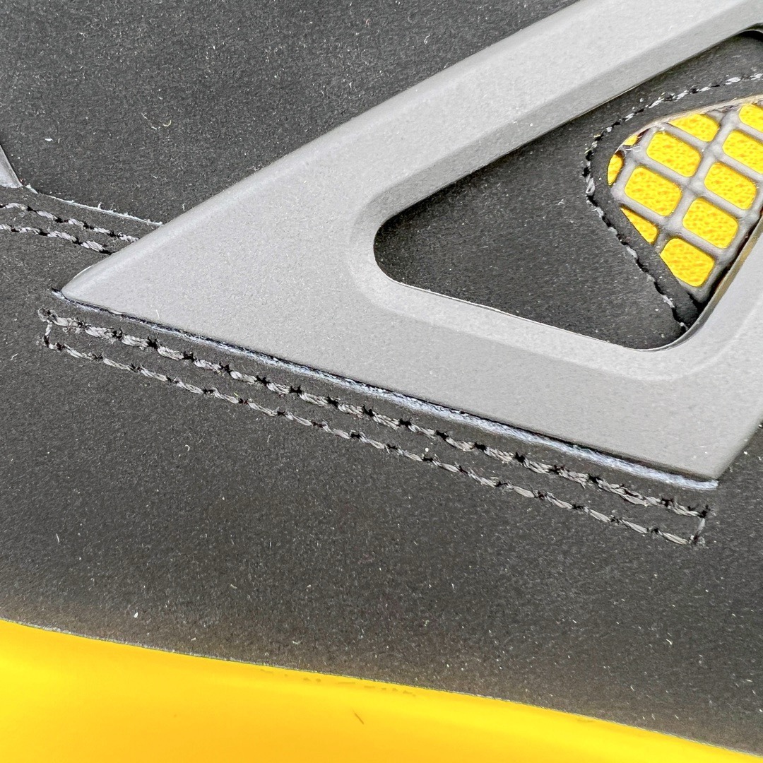 图片[14]-＃KZ神版福利回馈 Air Jordan AJ4 Retro 黑黄雷公 DH6927-017 独家外贸特供尺码含 45.5 49.5 50.5 国内外口碑最好最推荐的产品 市场中端王者 亲自操刀耗时半年巨作 全套原纸板楦头开发 确保原汁原味 完美呈现四代版型 一比一鞋头弧度高度鞋身弧度 此版本只针对中端市场 皮料材质有所更替 其他数据细节工艺流程均保持一致 绝不口嗨 细节品控鞋型随意秒杀市面3XX 4XX 原厂TPU网格鞋带扣 正确内里网布 菱角分明不变形无多余毛边 柔软性质感一致于原鞋 市场唯一原厂鞋扣模具 背面可见隐藏注塑口 原厂织唛标 原厂飞人电绣工艺 尾指中部跳三针 独家绑鞋带手法 印刷中底布 四线拉帮 米色美纹纸贴合固定 进口港宝加持 后跟自然饱满 全鞋荧光划线卡点 追求极致完美 每一双都是工艺品 多重QC质检 超越公司货的品控标准 实实在在的免检产品 尺码：40 40.5 41 42 42.5 43 44 44.5 45 45.5 46 47.5 48.5 49.5 50.5-选品中心