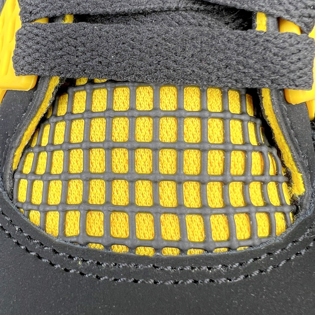 图片[11]-＃KZ神版福利回馈 Air Jordan AJ4 Retro 黑黄雷公 DH6927-017 独家外贸特供尺码含 45.5 49.5 50.5 国内外口碑最好最推荐的产品 市场中端王者 亲自操刀耗时半年巨作 全套原纸板楦头开发 确保原汁原味 完美呈现四代版型 一比一鞋头弧度高度鞋身弧度 此版本只针对中端市场 皮料材质有所更替 其他数据细节工艺流程均保持一致 绝不口嗨 细节品控鞋型随意秒杀市面3XX 4XX 原厂TPU网格鞋带扣 正确内里网布 菱角分明不变形无多余毛边 柔软性质感一致于原鞋 市场唯一原厂鞋扣模具 背面可见隐藏注塑口 原厂织唛标 原厂飞人电绣工艺 尾指中部跳三针 独家绑鞋带手法 印刷中底布 四线拉帮 米色美纹纸贴合固定 进口港宝加持 后跟自然饱满 全鞋荧光划线卡点 追求极致完美 每一双都是工艺品 多重QC质检 超越公司货的品控标准 实实在在的免检产品 尺码：40 40.5 41 42 42.5 43 44 44.5 45 45.5 46 47.5 48.5 49.5 50.5-选品中心