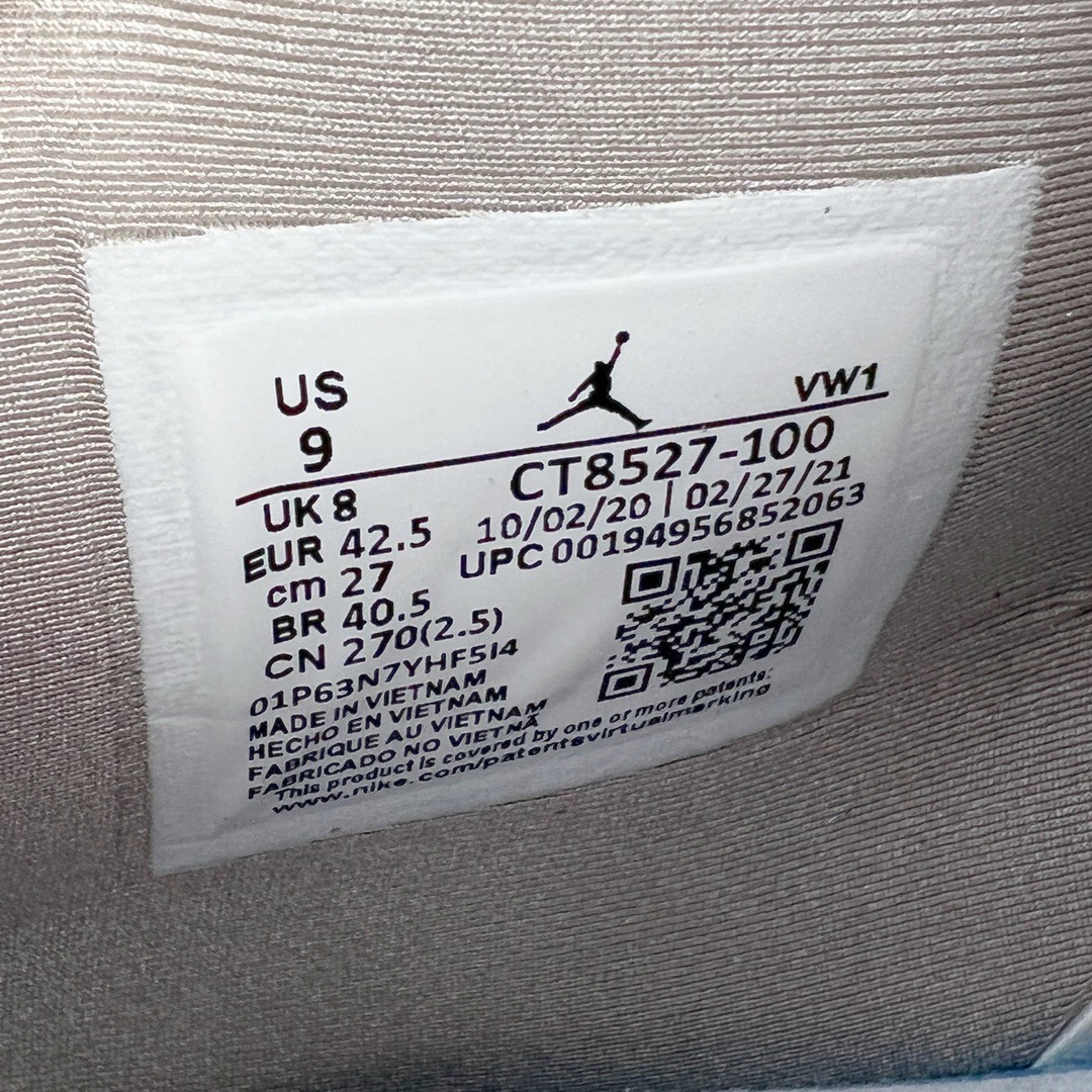 图片[13]-＃KZ神版福利回馈 Air Jordan AJ4 Retro 白灰奥利奥 CT8527-100 独家外贸特供尺码含 45.5 49.5 50.5 国内外口碑最好最推荐的产品 市场中端王者 亲自操刀耗时半年巨作 全套原纸板楦头开发 确保原汁原味 完美呈现四代版型 一比一鞋头弧度高度鞋身弧度 此版本只针对中端市场 皮料材质有所更替 其他数据细节工艺流程均保持一致 绝不口嗨 细节品控鞋型随意秒杀市面3XX 4XX 原厂TPU网格鞋带扣 正确内里网布 菱角分明不变形无多余毛边 柔软性质感一致于原鞋 市场唯一原厂鞋扣模具 背面可见隐藏注塑口 原厂织唛标 原厂飞人电绣工艺 尾指中部跳三针 独家绑鞋带手法 印刷中底布 四线拉帮 米色美纹纸贴合固定 进口港宝加持 后跟自然饱满 全鞋荧光划线卡点 追求极致完美 每一双都是工艺品 多重QC质检 超越公司货的品控标准 实实在在的免检产品 尺码：40 40.5 41 42 42.5 43 44 44.5 45 45.5 46 47.5 48.5 49.5 50.5-选品中心