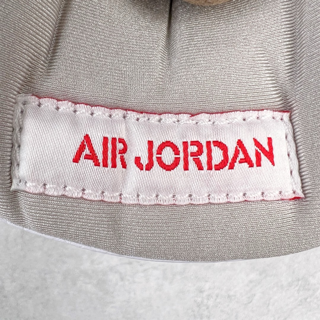 图片[14]-＃KZ神版福利回馈 Air Jordan AJ4 Retro 白灰奥利奥 CT8527-100 独家外贸特供尺码含 45.5 49.5 50.5 国内外口碑最好最推荐的产品 市场中端王者 亲自操刀耗时半年巨作 全套原纸板楦头开发 确保原汁原味 完美呈现四代版型 一比一鞋头弧度高度鞋身弧度 此版本只针对中端市场 皮料材质有所更替 其他数据细节工艺流程均保持一致 绝不口嗨 细节品控鞋型随意秒杀市面3XX 4XX 原厂TPU网格鞋带扣 正确内里网布 菱角分明不变形无多余毛边 柔软性质感一致于原鞋 市场唯一原厂鞋扣模具 背面可见隐藏注塑口 原厂织唛标 原厂飞人电绣工艺 尾指中部跳三针 独家绑鞋带手法 印刷中底布 四线拉帮 米色美纹纸贴合固定 进口港宝加持 后跟自然饱满 全鞋荧光划线卡点 追求极致完美 每一双都是工艺品 多重QC质检 超越公司货的品控标准 实实在在的免检产品 尺码：40 40.5 41 42 42.5 43 44 44.5 45 45.5 46 47.5 48.5 49.5 50.5-选品中心