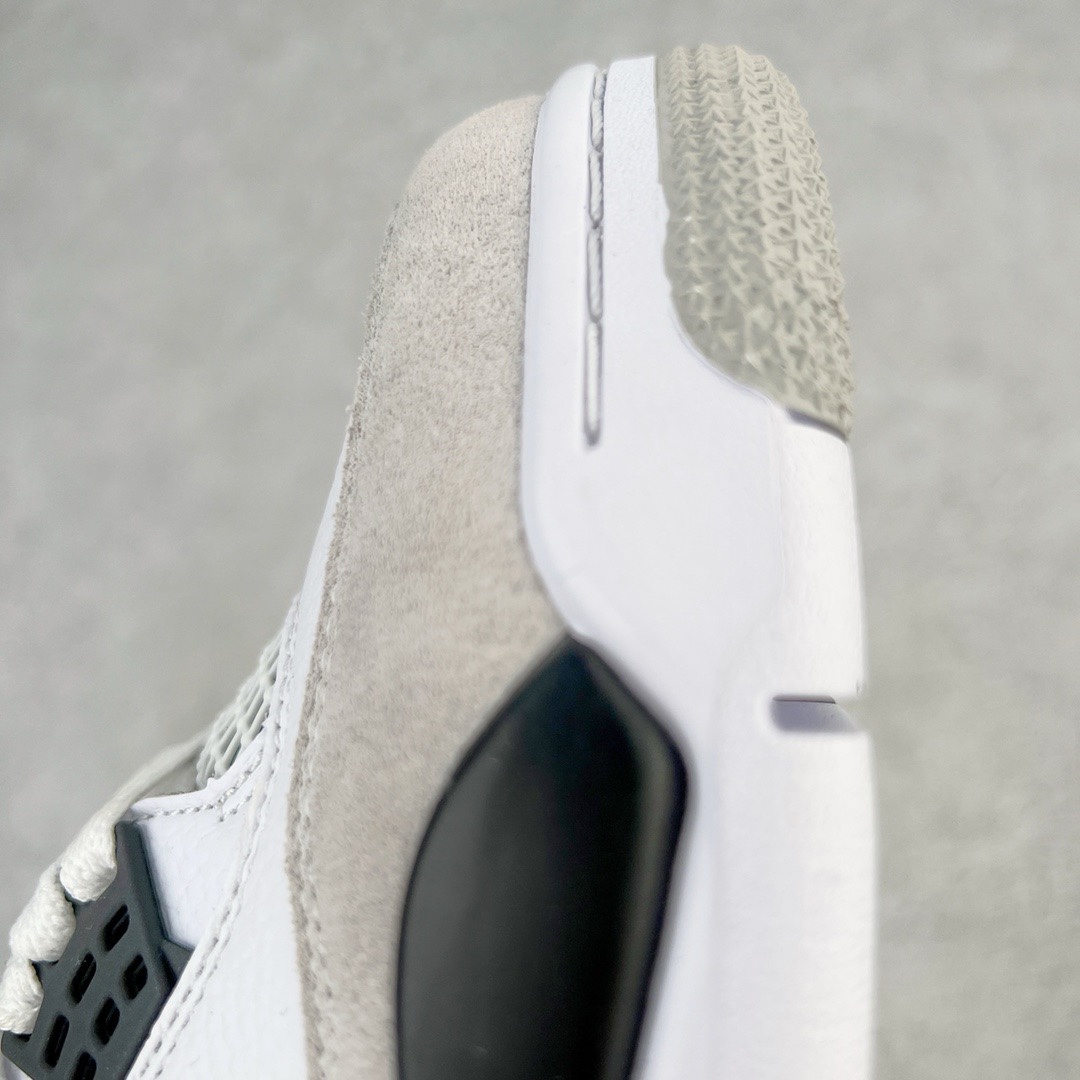 图片[12]-＃KZ神版福利回馈 Air Jordan AJ4 Retro 小白水泥 DH6927-111 独家外贸特供尺码含 45.5 49.5 50.5 国内外口碑最好最推荐的产品 市场中端王者 亲自操刀耗时半年巨作 全套原纸板楦头开发 确保原汁原味 完美呈现四代版型 一比一鞋头弧度高度鞋身弧度 此版本只针对中端市场 皮料材质有所更替 其他数据细节工艺流程均保持一致 绝不口嗨 细节品控鞋型随意秒杀市面3XX 4XX 原厂TPU网格鞋带扣 正确内里网布 菱角分明不变形无多余毛边 柔软性质感一致于原鞋 市场唯一原厂鞋扣模具 背面可见隐藏注塑口 原厂织唛标 原厂飞人电绣工艺 尾指中部跳三针 独家绑鞋带手法 印刷中底布 四线拉帮 米色美纹纸贴合固定 进口港宝加持 后跟自然饱满 全鞋荧光划线卡点 追求极致完美 每一双都是工艺品 多重QC质检 超越公司货的品控标准 实实在在的免检产品 尺码：40 40.5 41 42 42.5 43 44 44.5 45 45.5 46 47.5 48.5 49.5 50.5-选品中心