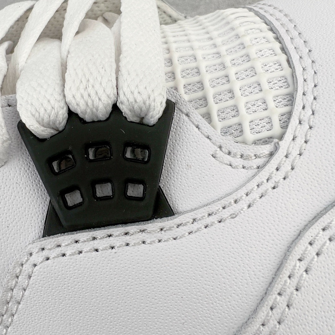 图片[11]-＃KZ神版福利回馈‼️ Air Jordan AJ4 Retro 白水泥 840606-190 独家外贸特供尺码含 45.5 49.5 50.5 国内外口碑最好最推荐的产品 市场中端王者 亲自操刀耗时半年巨作 全套原纸板楦头开发 确保原汁原味 完美呈现四代版型 一比一鞋头弧度高度鞋身弧度 此版本只针对中端市场 皮料材质有所更替 其他数据细节工艺流程均保持一致 绝不口嗨 细节品控鞋型随意秒杀市面3XX 4XX 原厂TPU网格鞋带扣 正确内里网布 菱角分明不变形无多余毛边 柔软性质感一致于原鞋 市场唯一原厂鞋扣模具 背面可见隐藏注塑口 原厂织唛标 原厂飞人电绣工艺 尾指中部跳三针 独家绑鞋带手法 印刷中底布 四线拉帮 米色美纹纸贴合固定 进口港宝加持 后跟自然饱满 全鞋荧光划线卡点 追求极致完美 每一双都是工艺品 多重QC质检 超越公司货的品控标准 实实在在的免检产品 尺码：40 40.5 41 42 42.5 43 44 44.5 45 45.5 46 47.5 48.5 49.5 50.5-选品中心