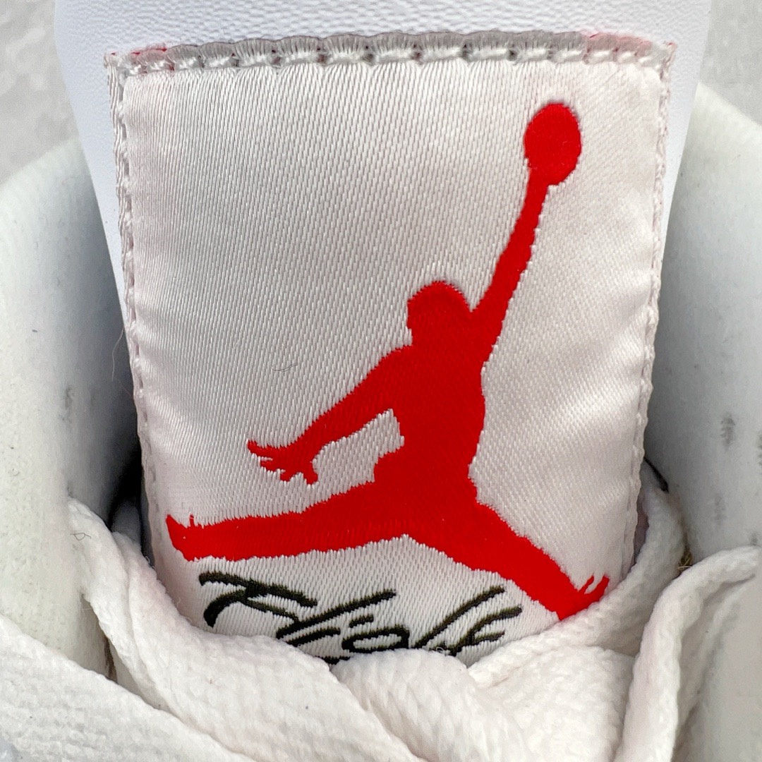 图片[15]-＃KZ神版福利回馈‼️ Air Jordan AJ4 Retro 白水泥 840606-190 独家外贸特供尺码含 45.5 49.5 50.5 国内外口碑最好最推荐的产品 市场中端王者 亲自操刀耗时半年巨作 全套原纸板楦头开发 确保原汁原味 完美呈现四代版型 一比一鞋头弧度高度鞋身弧度 此版本只针对中端市场 皮料材质有所更替 其他数据细节工艺流程均保持一致 绝不口嗨 细节品控鞋型随意秒杀市面3XX 4XX 原厂TPU网格鞋带扣 正确内里网布 菱角分明不变形无多余毛边 柔软性质感一致于原鞋 市场唯一原厂鞋扣模具 背面可见隐藏注塑口 原厂织唛标 原厂飞人电绣工艺 尾指中部跳三针 独家绑鞋带手法 印刷中底布 四线拉帮 米色美纹纸贴合固定 进口港宝加持 后跟自然饱满 全鞋荧光划线卡点 追求极致完美 每一双都是工艺品 多重QC质检 超越公司货的品控标准 实实在在的免检产品 尺码：40 40.5 41 42 42.5 43 44 44.5 45 45.5 46 47.5 48.5 49.5 50.5-选品中心