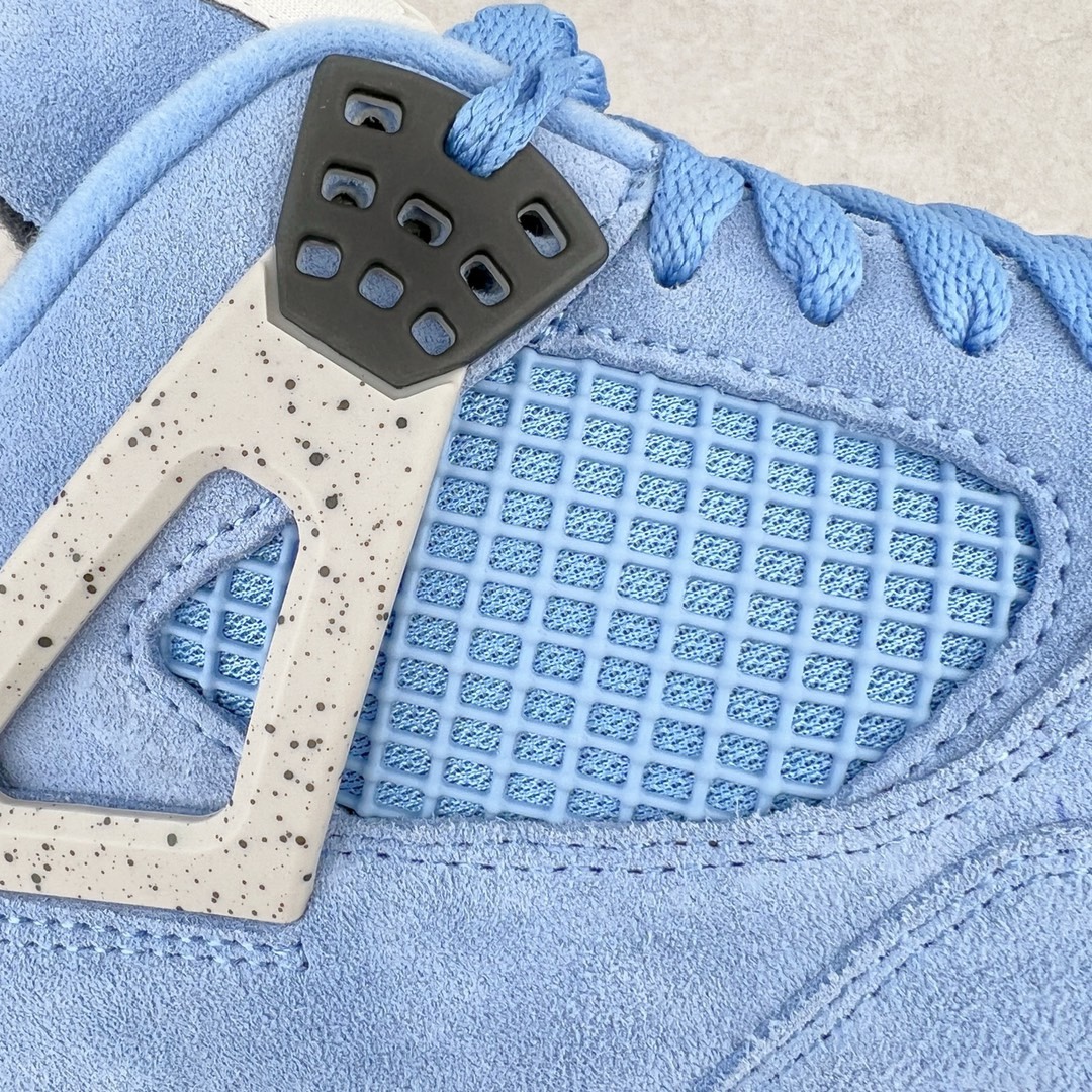 图片[14]-＃KZ神版 Air Jordan AJ4 Retro SE \\\”University Blue\\\” 大学蓝 CT8527-400 独家外贸特供尺码含 45.5 49.5 50.5 国内外口碑最好最推荐的产品 市场中端王者 亲自操刀耗时半年巨作 全套原纸板楦头开发 确保原汁原味 完美呈现四代版型 一比一鞋头弧度高度鞋身弧度 此版本只针对中端市场 皮料材质有所更替 其他数据细节工艺流程均保持一致 绝不口嗨 细节品控鞋型随意秒杀市面3XX 4XX 原厂TPU网格鞋带扣 正确内里网布 菱角分明不变形无多余毛边 柔软性质感一致于原鞋 市场唯一原厂鞋扣模具 背面可见隐藏注塑口 原厂织唛标 原厂飞人电绣工艺 尾指中部跳三针 独家绑鞋带手法 印刷中底布 四线拉帮 米色美纹纸贴合固定 进口港宝加持 后跟自然饱满 全鞋荧光划线卡点 追求极致完美 每一双都是工艺品 多重QC质检 超越公司货的品控标准 实实在在的免检产品 尺码：40 40.5 41 42 42.5 43 44 44.5 45 45.5 46 47.5 48.5 49.5 50.5-选品中心