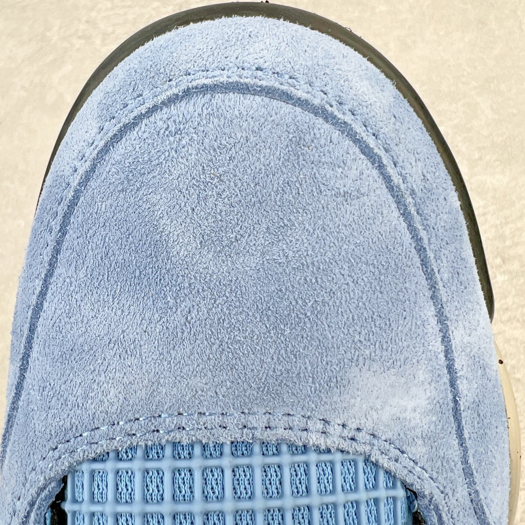 图片[10]-＃KZ神版 Air Jordan AJ4 Retro SE \\\”University Blue\\\” 大学蓝 CT8527-400 独家外贸特供尺码含 45.5 49.5 50.5 国内外口碑最好最推荐的产品 市场中端王者 亲自操刀耗时半年巨作 全套原纸板楦头开发 确保原汁原味 完美呈现四代版型 一比一鞋头弧度高度鞋身弧度 此版本只针对中端市场 皮料材质有所更替 其他数据细节工艺流程均保持一致 绝不口嗨 细节品控鞋型随意秒杀市面3XX 4XX 原厂TPU网格鞋带扣 正确内里网布 菱角分明不变形无多余毛边 柔软性质感一致于原鞋 市场唯一原厂鞋扣模具 背面可见隐藏注塑口 原厂织唛标 原厂飞人电绣工艺 尾指中部跳三针 独家绑鞋带手法 印刷中底布 四线拉帮 米色美纹纸贴合固定 进口港宝加持 后跟自然饱满 全鞋荧光划线卡点 追求极致完美 每一双都是工艺品 多重QC质检 超越公司货的品控标准 实实在在的免检产品 尺码：40 40.5 41 42 42.5 43 44 44.5 45 45.5 46 47.5 48.5 49.5 50.5-选品中心