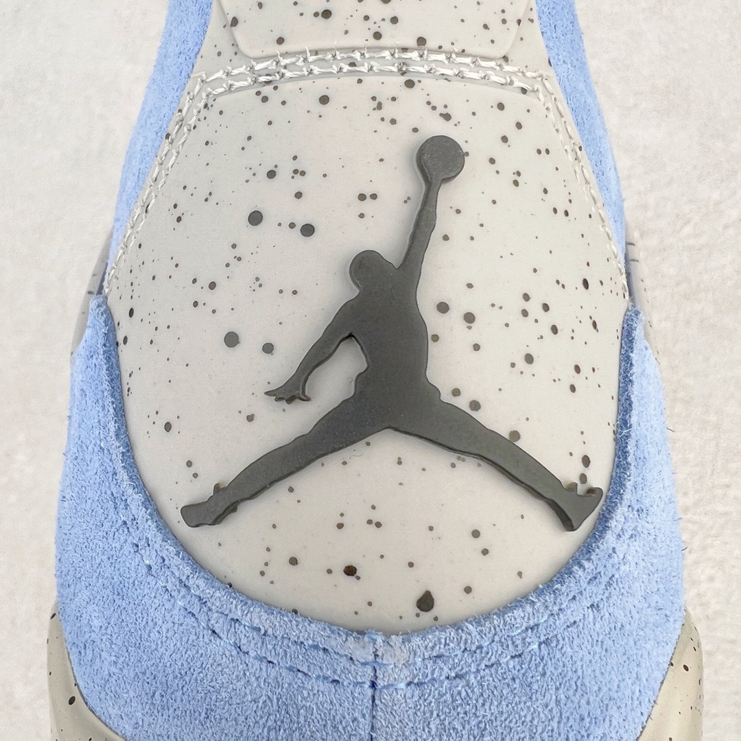 图片[13]-＃KZ神版 Air Jordan AJ4 Retro SE \\\”University Blue\\\” 大学蓝 CT8527-400 独家外贸特供尺码含 45.5 49.5 50.5 国内外口碑最好最推荐的产品 市场中端王者 亲自操刀耗时半年巨作 全套原纸板楦头开发 确保原汁原味 完美呈现四代版型 一比一鞋头弧度高度鞋身弧度 此版本只针对中端市场 皮料材质有所更替 其他数据细节工艺流程均保持一致 绝不口嗨 细节品控鞋型随意秒杀市面3XX 4XX 原厂TPU网格鞋带扣 正确内里网布 菱角分明不变形无多余毛边 柔软性质感一致于原鞋 市场唯一原厂鞋扣模具 背面可见隐藏注塑口 原厂织唛标 原厂飞人电绣工艺 尾指中部跳三针 独家绑鞋带手法 印刷中底布 四线拉帮 米色美纹纸贴合固定 进口港宝加持 后跟自然饱满 全鞋荧光划线卡点 追求极致完美 每一双都是工艺品 多重QC质检 超越公司货的品控标准 实实在在的免检产品 尺码：40 40.5 41 42 42.5 43 44 44.5 45 45.5 46 47.5 48.5 49.5 50.5-选品中心