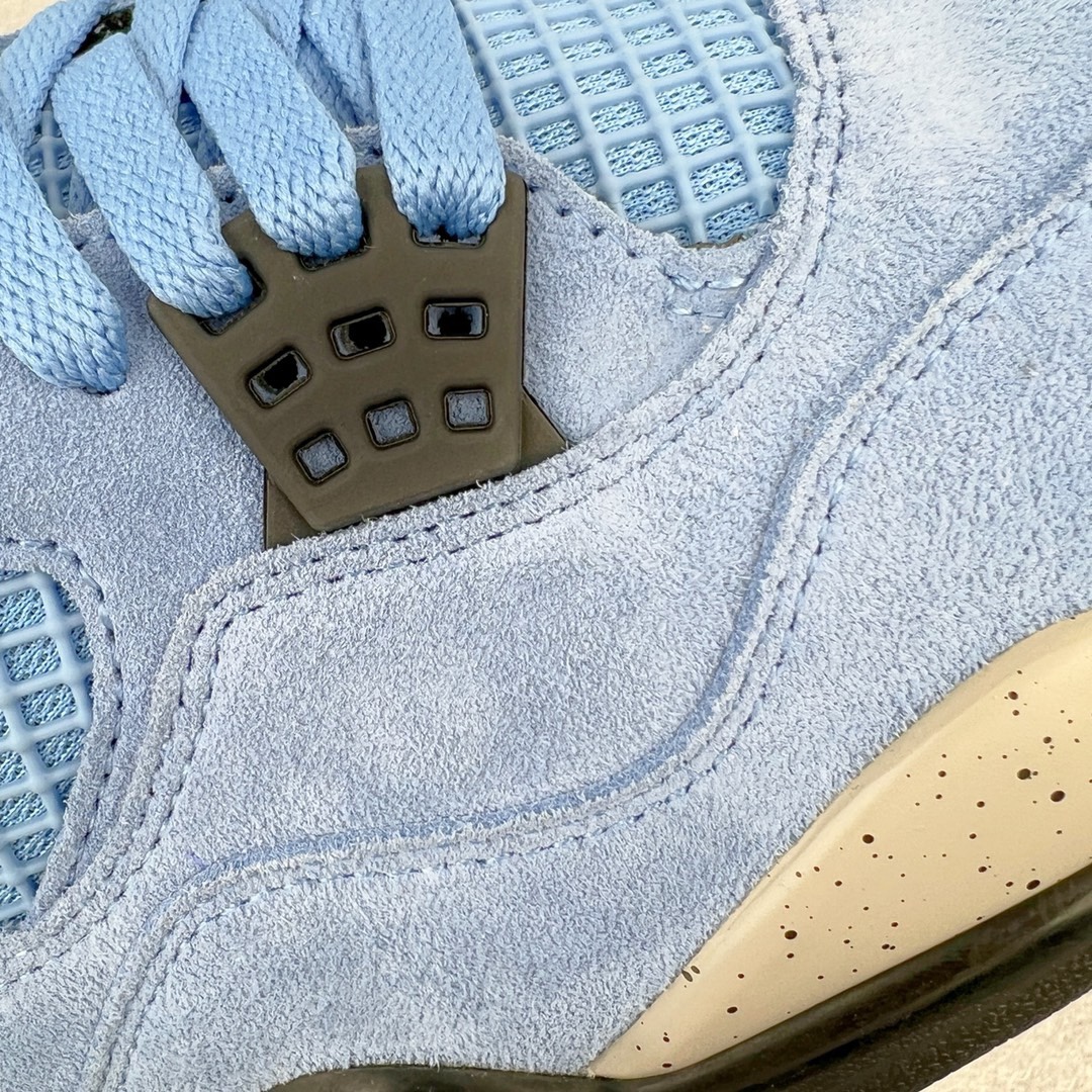 图片[12]-＃KZ神版 Air Jordan AJ4 Retro SE \\\”University Blue\\\” 大学蓝 CT8527-400 独家外贸特供尺码含 45.5 49.5 50.5 国内外口碑最好最推荐的产品 市场中端王者 亲自操刀耗时半年巨作 全套原纸板楦头开发 确保原汁原味 完美呈现四代版型 一比一鞋头弧度高度鞋身弧度 此版本只针对中端市场 皮料材质有所更替 其他数据细节工艺流程均保持一致 绝不口嗨 细节品控鞋型随意秒杀市面3XX 4XX 原厂TPU网格鞋带扣 正确内里网布 菱角分明不变形无多余毛边 柔软性质感一致于原鞋 市场唯一原厂鞋扣模具 背面可见隐藏注塑口 原厂织唛标 原厂飞人电绣工艺 尾指中部跳三针 独家绑鞋带手法 印刷中底布 四线拉帮 米色美纹纸贴合固定 进口港宝加持 后跟自然饱满 全鞋荧光划线卡点 追求极致完美 每一双都是工艺品 多重QC质检 超越公司货的品控标准 实实在在的免检产品 尺码：40 40.5 41 42 42.5 43 44 44.5 45 45.5 46 47.5 48.5 49.5 50.5-选品中心