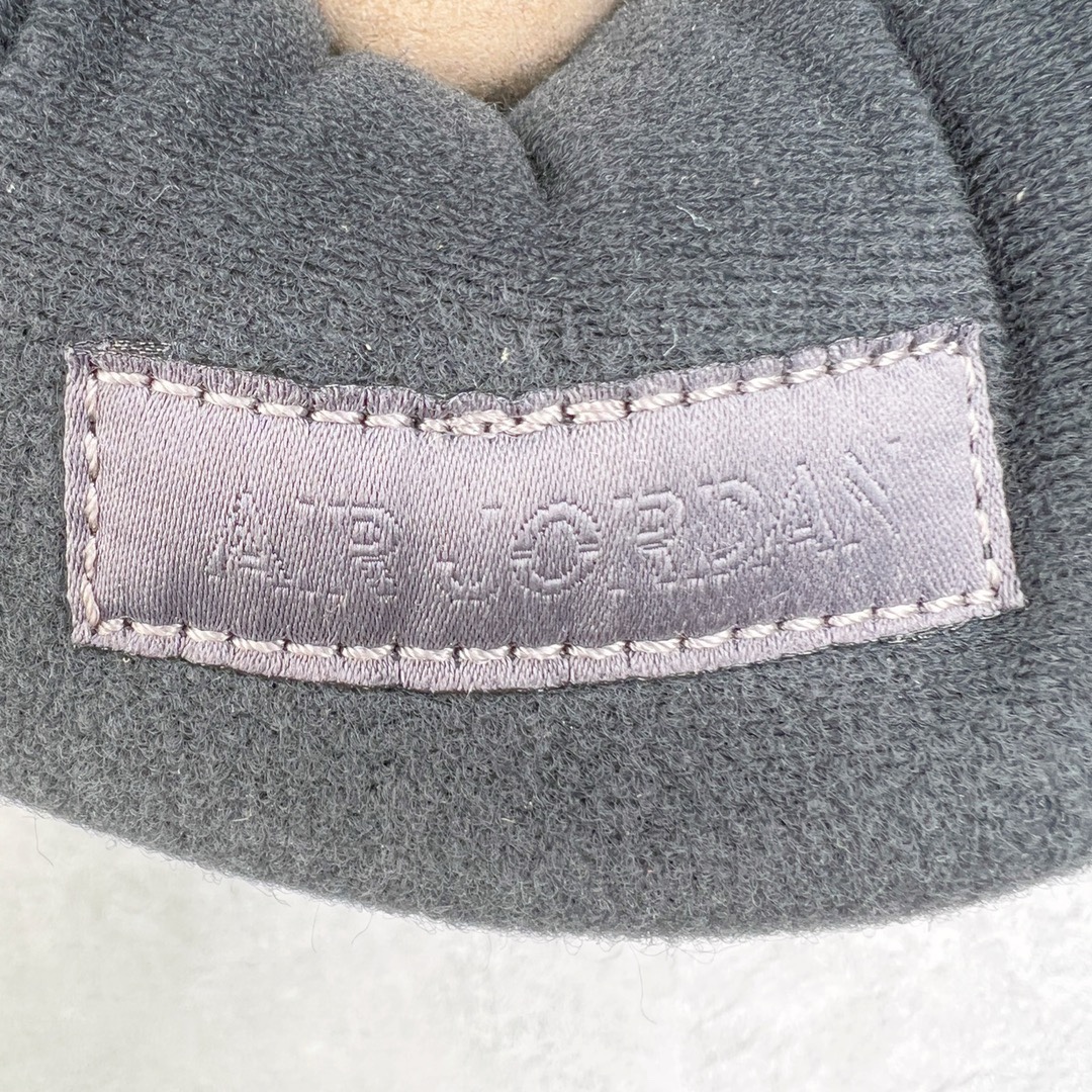 图片[19]-＃KZ神版福利回馈 Air Jordan AJ4 Retro 黑猫 CU1110-010 独家外贸特供尺码含 45.5 49.5 50.5 国内外口碑最好最推荐的产品 市场中端王者 亲自操刀耗时半年巨作 全套原纸板楦头开发 确保原汁原味 完美呈现四代版型 一比一鞋头弧度高度鞋身弧度 此版本只针对中端市场 皮料材质有所更替 其他数据细节工艺流程均保持一致 绝不口嗨 细节品控鞋型随意秒杀市面3XX 4XX 原厂TPU网格鞋带扣 正确内里网布 菱角分明不变形无多余毛边 柔软性质感一致于原鞋 市场唯一原厂鞋扣模具 背面可见隐藏注塑口 原厂织唛标 原厂飞人电绣工艺 尾指中部跳三针 独家绑鞋带手法 印刷中底布 四线拉帮 米色美纹纸贴合固定 进口港宝加持 后跟自然饱满 全鞋荧光划线卡点 追求极致完美 每一双都是工艺品 多重QC质检 超越公司货的品控标准 实实在在的免检产品 尺码：40 40.5 41 42 42.5 43 44 44.5 45 45.5 46 47.5 48.5 49.5 50.5-选品中心