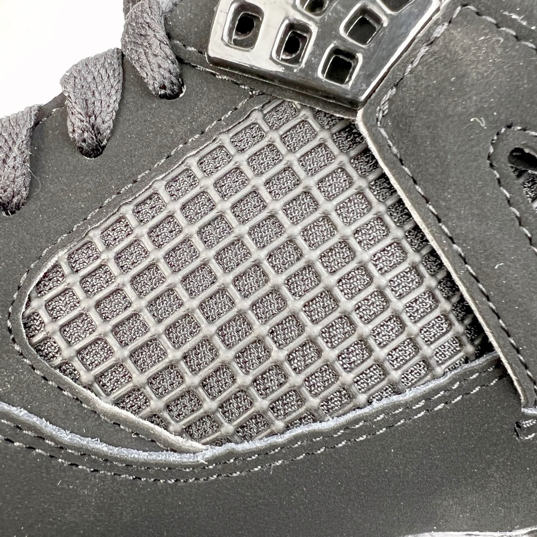 图片[18]-＃KZ神版福利回馈 Air Jordan AJ4 Retro 黑猫 CU1110-010 独家外贸特供尺码含 45.5 49.5 50.5 国内外口碑最好最推荐的产品 市场中端王者 亲自操刀耗时半年巨作 全套原纸板楦头开发 确保原汁原味 完美呈现四代版型 一比一鞋头弧度高度鞋身弧度 此版本只针对中端市场 皮料材质有所更替 其他数据细节工艺流程均保持一致 绝不口嗨 细节品控鞋型随意秒杀市面3XX 4XX 原厂TPU网格鞋带扣 正确内里网布 菱角分明不变形无多余毛边 柔软性质感一致于原鞋 市场唯一原厂鞋扣模具 背面可见隐藏注塑口 原厂织唛标 原厂飞人电绣工艺 尾指中部跳三针 独家绑鞋带手法 印刷中底布 四线拉帮 米色美纹纸贴合固定 进口港宝加持 后跟自然饱满 全鞋荧光划线卡点 追求极致完美 每一双都是工艺品 多重QC质检 超越公司货的品控标准 实实在在的免检产品 尺码：40 40.5 41 42 42.5 43 44 44.5 45 45.5 46 47.5 48.5 49.5 50.5-选品中心