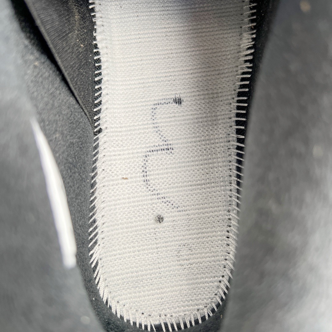 图片[15]-＃KZ神版福利回馈 Air Jordan AJ4 Retro 黑猫 CU1110-010 独家外贸特供尺码含 45.5 49.5 50.5 国内外口碑最好最推荐的产品 市场中端王者 亲自操刀耗时半年巨作 全套原纸板楦头开发 确保原汁原味 完美呈现四代版型 一比一鞋头弧度高度鞋身弧度 此版本只针对中端市场 皮料材质有所更替 其他数据细节工艺流程均保持一致 绝不口嗨 细节品控鞋型随意秒杀市面3XX 4XX 原厂TPU网格鞋带扣 正确内里网布 菱角分明不变形无多余毛边 柔软性质感一致于原鞋 市场唯一原厂鞋扣模具 背面可见隐藏注塑口 原厂织唛标 原厂飞人电绣工艺 尾指中部跳三针 独家绑鞋带手法 印刷中底布 四线拉帮 米色美纹纸贴合固定 进口港宝加持 后跟自然饱满 全鞋荧光划线卡点 追求极致完美 每一双都是工艺品 多重QC质检 超越公司货的品控标准 实实在在的免检产品 尺码：40 40.5 41 42 42.5 43 44 44.5 45 45.5 46 47.5 48.5 49.5 50.5-选品中心