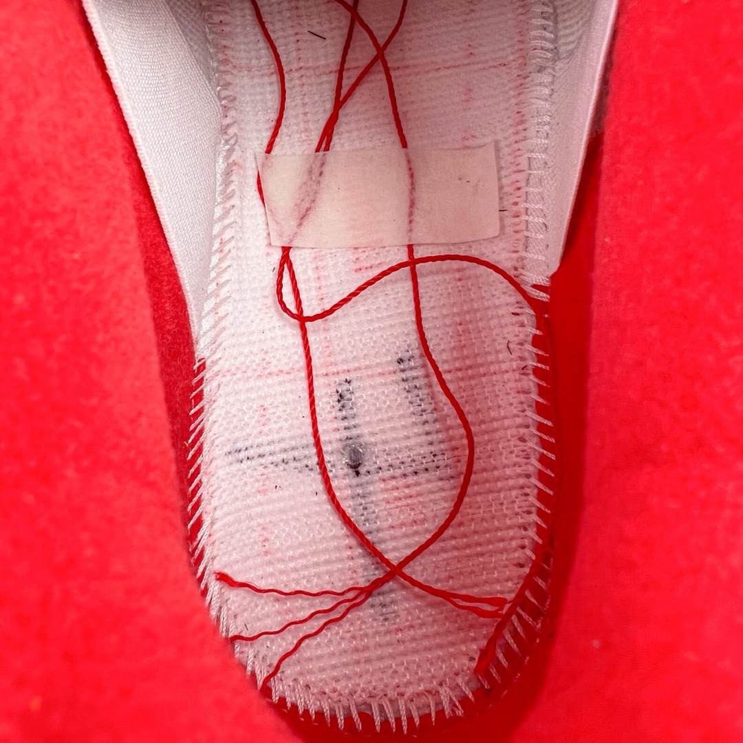 图片[18]-＃KZ神版福利回馈 Air Jordan AJ4 Retro \\\”Fire Red\\\” 火焰红 DC7770-160 独家外贸特供尺码含 45.5 49.5 50.5 国内外口碑最好最推荐的产品 市场中端王者 亲自操刀耗时半年巨作 全套原纸板楦头开发 确保原汁原味 完美呈现四代版型 一比一鞋头弧度高度鞋身弧度 此版本只针对中端市场 皮料材质有所更替 其他数据细节工艺流程均保持一致 绝不口嗨 细节品控鞋型随意秒杀市面3XX 4XX 原厂TPU网格鞋带扣 正确内里网布 菱角分明不变形无多余毛边 柔软性质感一致于原鞋 市场唯一原厂鞋扣模具 背面可见隐藏注塑口 原厂织唛标 原厂飞人电绣工艺 尾指中部跳三针 独家绑鞋带手法 印刷中底布 四线拉帮 米色美纹纸贴合固定 进口港宝加持 后跟自然饱满 全鞋荧光划线卡点 追求极致完美 每一双都是工艺品 多重QC质检 超越公司货的品控标准 实实在在的免检产品 尺码：40 40.5 41 42 42.5 43 44 44.5 45 45.5 46 47.5 48.5 49.5 50.5-选品中心