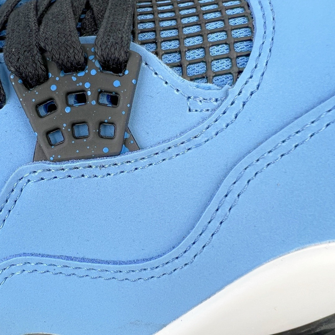 图片[13]-＃KZ神版 Travis Scott x Air Jordan AJ4 TS联名冰蓝 308497-406 独家外贸特供尺码含 45.5 49.5 50.5 国内外口碑最好最推荐的产品 市场中端王者 亲自操刀耗时半年巨作 全套原纸板楦头开发 确保原汁原味 完美呈现四代版型 一比一鞋头弧度高度鞋身弧度 此版本只针对中端市场 皮料材质有所更替 其他数据细节工艺流程均保持一致 绝不口嗨 细节品控鞋型随意秒杀市面3XX 4XX 原厂TPU网格鞋带扣 正确内里网布 菱角分明不变形无多余毛边 柔软性质感一致于原鞋 市场唯一原厂鞋扣模具 背面可见隐藏注塑口 原厂织唛标 原厂飞人电绣工艺 尾指中部跳三针 独家绑鞋带手法 印刷中底布 四线拉帮 米色美纹纸贴合固定 进口港宝加持 后跟自然饱满 全鞋荧光划线卡点 追求极致完美 每一双都是工艺品 多重QC质检 超越公司货的品控标准 实实在在的免检产品 尺码：40 40.5 41 42 42.5 43 44 44.5 45 45.5 46 47.5 48.5 49.5 50.5-选品中心