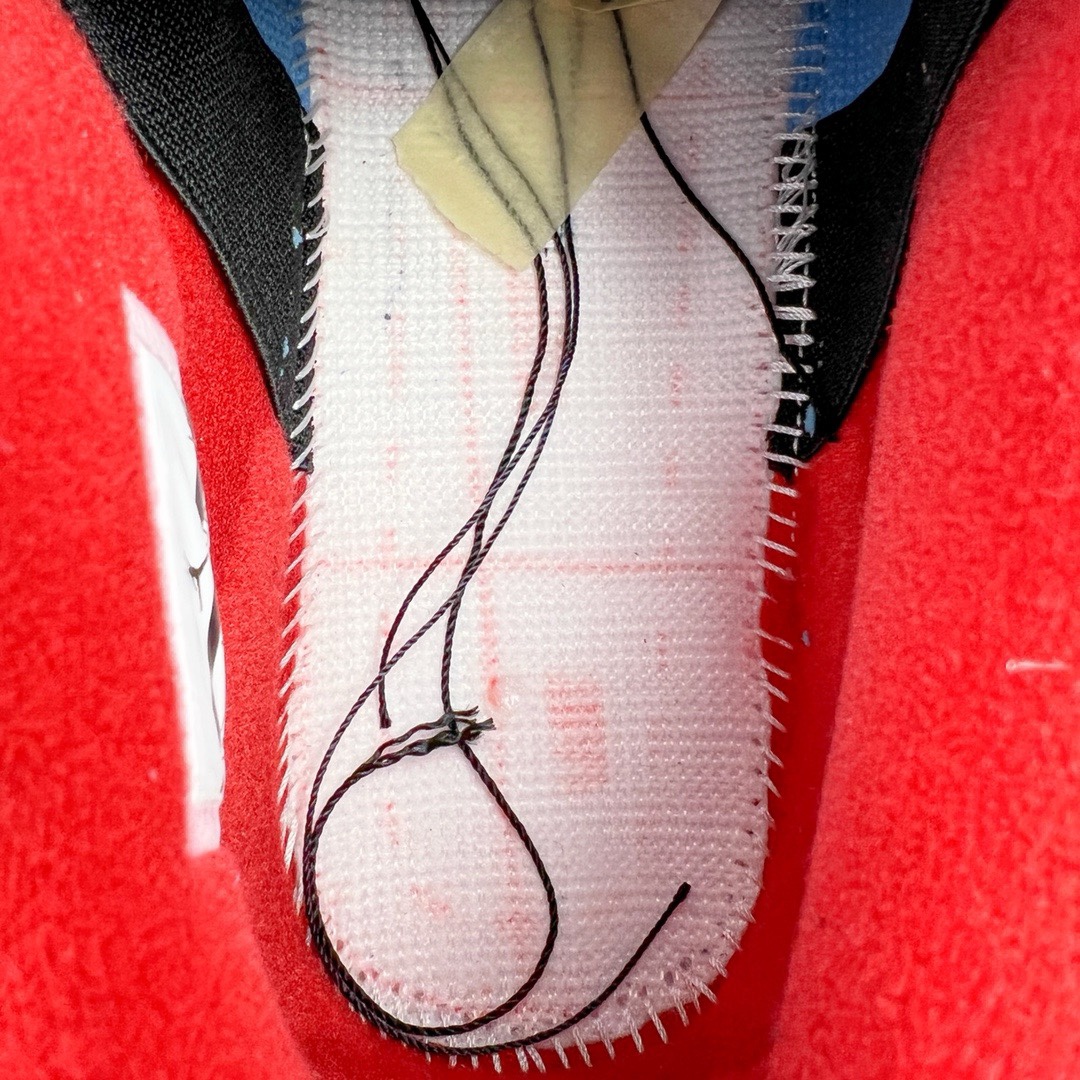 图片[18]-＃KZ神版 Travis Scott x Air Jordan AJ4 TS联名冰蓝 308497-406 独家外贸特供尺码含 45.5 49.5 50.5 国内外口碑最好最推荐的产品 市场中端王者 亲自操刀耗时半年巨作 全套原纸板楦头开发 确保原汁原味 完美呈现四代版型 一比一鞋头弧度高度鞋身弧度 此版本只针对中端市场 皮料材质有所更替 其他数据细节工艺流程均保持一致 绝不口嗨 细节品控鞋型随意秒杀市面3XX 4XX 原厂TPU网格鞋带扣 正确内里网布 菱角分明不变形无多余毛边 柔软性质感一致于原鞋 市场唯一原厂鞋扣模具 背面可见隐藏注塑口 原厂织唛标 原厂飞人电绣工艺 尾指中部跳三针 独家绑鞋带手法 印刷中底布 四线拉帮 米色美纹纸贴合固定 进口港宝加持 后跟自然饱满 全鞋荧光划线卡点 追求极致完美 每一双都是工艺品 多重QC质检 超越公司货的品控标准 实实在在的免检产品 尺码：40 40.5 41 42 42.5 43 44 44.5 45 45.5 46 47.5 48.5 49.5 50.5-选品中心