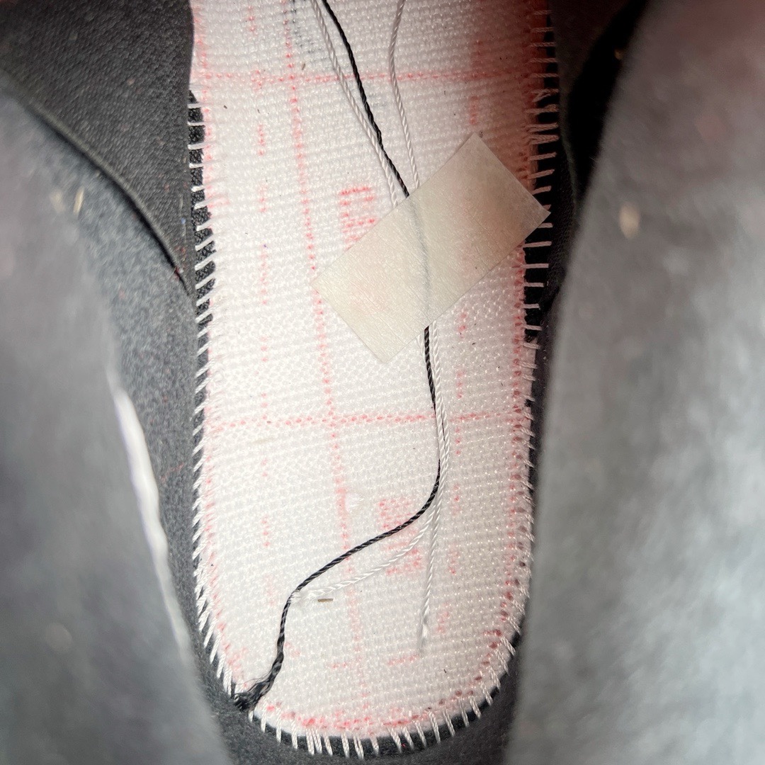 图片[17]-＃KZ神版福利回馈 Air Jordan AJ4 Retro \\\”Red Thunder\\\” 黑红雷电 CT8527-016 独家外贸特供尺码含 45.5 49.5 50.5 国内外口碑最好最推荐的产品 市场中端王者 亲自操刀耗时半年巨作 全套原纸板楦头开发 确保原汁原味 完美呈现四代版型 一比一鞋头弧度高度鞋身弧度 此版本只针对中端市场 皮料材质有所更替 其他数据细节工艺流程均保持一致 绝不口嗨 细节品控鞋型随意秒杀市面3XX 4XX 原厂TPU网格鞋带扣 正确内里网布 菱角分明不变形无多余毛边 柔软性质感一致于原鞋 市场唯一原厂鞋扣模具 背面可见隐藏注塑口 原厂织唛标 原厂飞人电绣工艺 尾指中部跳三针 独家绑鞋带手法 印刷中底布 四线拉帮 米色美纹纸贴合固定 进口港宝加持 后跟自然饱满 全鞋荧光划线卡点 追求极致完美 每一双都是工艺品 多重QC质检 超越公司货的品控标准 实实在在的免检产品 尺码：40 40.5 41 42 42.5 43 44 44.5 45 45.5 46 47.5 48.5 49.5 50.5-选品中心