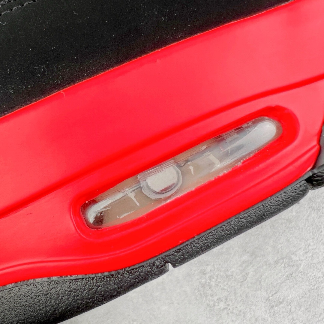 图片[12]-＃KZ神版福利回馈 Air Jordan AJ4 Retro \\\”Red Thunder\\\” 黑红雷电 CT8527-016 独家外贸特供尺码含 45.5 49.5 50.5 国内外口碑最好最推荐的产品 市场中端王者 亲自操刀耗时半年巨作 全套原纸板楦头开发 确保原汁原味 完美呈现四代版型 一比一鞋头弧度高度鞋身弧度 此版本只针对中端市场 皮料材质有所更替 其他数据细节工艺流程均保持一致 绝不口嗨 细节品控鞋型随意秒杀市面3XX 4XX 原厂TPU网格鞋带扣 正确内里网布 菱角分明不变形无多余毛边 柔软性质感一致于原鞋 市场唯一原厂鞋扣模具 背面可见隐藏注塑口 原厂织唛标 原厂飞人电绣工艺 尾指中部跳三针 独家绑鞋带手法 印刷中底布 四线拉帮 米色美纹纸贴合固定 进口港宝加持 后跟自然饱满 全鞋荧光划线卡点 追求极致完美 每一双都是工艺品 多重QC质检 超越公司货的品控标准 实实在在的免检产品 尺码：40 40.5 41 42 42.5 43 44 44.5 45 45.5 46 47.5 48.5 49.5 50.5-选品中心