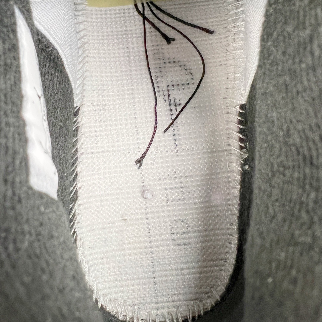 图片[18]-＃KZ神版福利回馈 Air Jordan AJ4 Retro 白黑红 红水泥 DH6927-161 独家外贸特供尺码含 45.5 49.5 50.5 国内外口碑最好最推荐的产品 市场中端王者 亲自操刀耗时半年巨作 全套原纸板楦头开发 确保原汁原味 完美呈现四代版型 一比一鞋头弧度高度鞋身弧度 此版本只针对中端市场 皮料材质有所更替 其他数据细节工艺流程均保持一致 绝不口嗨 细节品控鞋型随意秒杀市面3XX 4XX 原厂TPU网格鞋带扣 正确内里网布 菱角分明不变形无多余毛边 柔软性质感一致于原鞋 市场唯一原厂鞋扣模具 背面可见隐藏注塑口 原厂织唛标 原厂飞人电绣工艺 尾指中部跳三针 独家绑鞋带手法 印刷中底布 四线拉帮 米色美纹纸贴合固定 进口港宝加持 后跟自然饱满 全鞋荧光划线卡点 追求极致完美 每一双都是工艺品 多重QC质检 超越公司货的品控标准 实实在在的免检产品 尺码：40 40.5 41 42 42.5 43 44 44.5 45 45.5 46 47.5 48.5 49.5 50.5-选品中心