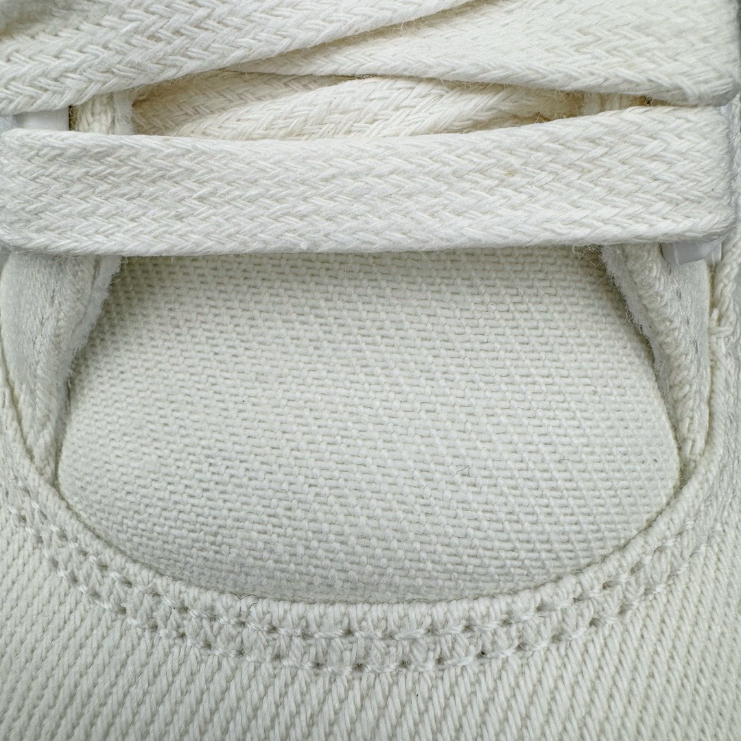 图片[18]-＃KZ神版 Levi’s x Air Jordan AJ4 \\\”Denim\\\” 李维斯联名 牛仔白 AO2571-100 独家外贸特供尺码含 45.5 49.5 50.5 耗时半年巨作 全套原纸板楦头开发 原厂特供牛仔布加持 确保原汁原味 完美呈现四代版型 一比一鞋头弧度高度鞋身弧度 数据细节工艺流程均保持原鞋一致 原厂TPU网格鞋带扣 正确内里网布 菱角分明不变形无多余毛边 柔软性质感一致于原鞋 市场唯一原厂鞋扣模具 背面可见隐藏注塑口 原厂织唛标 原厂飞人电绣工艺 尾指中部跳三针 独家绑鞋带手法 印刷中底布 四线拉帮 米色美纹纸贴合固定 进口港宝加持 后跟自然饱满 全鞋荧光划线卡点 追求极致完美 每一双都是工艺品 多重QC质检 超越公司货的品控标准 实实在在的免检产品 尺码：40 40.5 41 42 42.5 43 44 44.5 45 45.5 46 47.5 48.5 49.5 50.5-选品中心