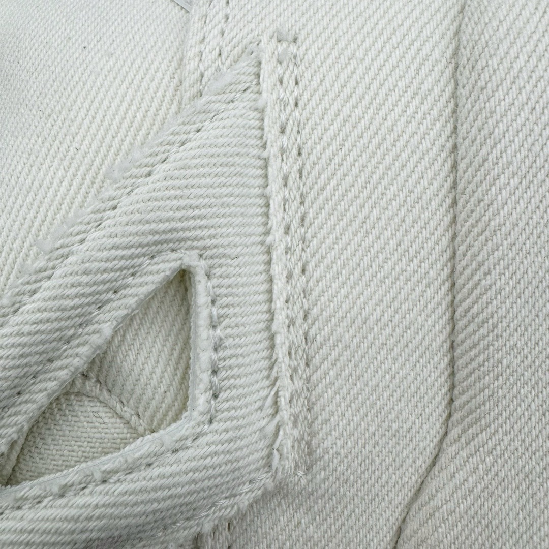 图片[15]-＃KZ神版 Levi’s x Air Jordan AJ4 \\\”Denim\\\” 李维斯联名 牛仔白 AO2571-100 独家外贸特供尺码含 45.5 49.5 50.5 耗时半年巨作 全套原纸板楦头开发 原厂特供牛仔布加持 确保原汁原味 完美呈现四代版型 一比一鞋头弧度高度鞋身弧度 数据细节工艺流程均保持原鞋一致 原厂TPU网格鞋带扣 正确内里网布 菱角分明不变形无多余毛边 柔软性质感一致于原鞋 市场唯一原厂鞋扣模具 背面可见隐藏注塑口 原厂织唛标 原厂飞人电绣工艺 尾指中部跳三针 独家绑鞋带手法 印刷中底布 四线拉帮 米色美纹纸贴合固定 进口港宝加持 后跟自然饱满 全鞋荧光划线卡点 追求极致完美 每一双都是工艺品 多重QC质检 超越公司货的品控标准 实实在在的免检产品 尺码：40 40.5 41 42 42.5 43 44 44.5 45 45.5 46 47.5 48.5 49.5 50.5-选品中心