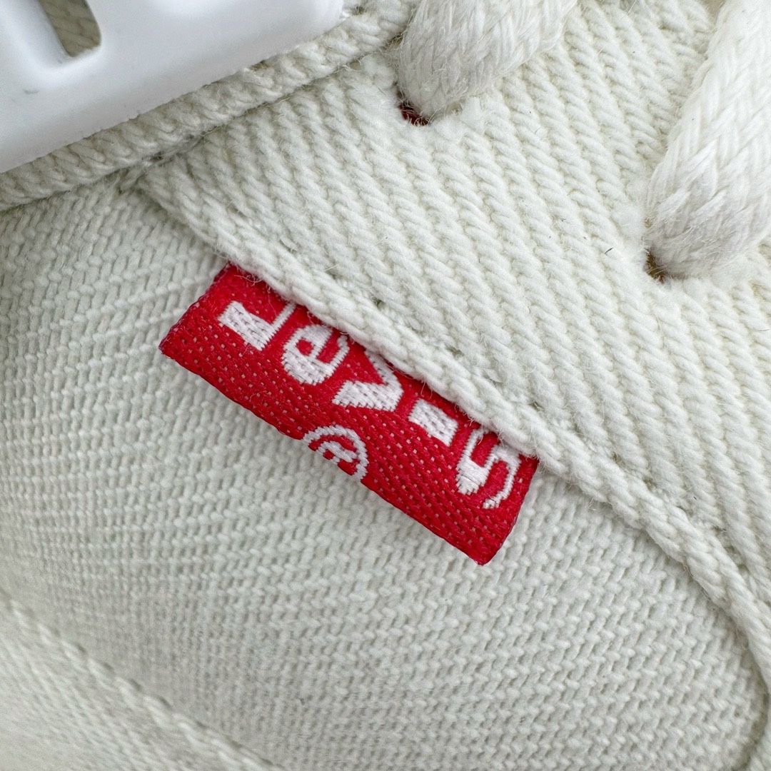 图片[11]-＃KZ神版 Levi’s x Air Jordan AJ4 \\\”Denim\\\” 李维斯联名 牛仔白 AO2571-100 独家外贸特供尺码含 45.5 49.5 50.5 耗时半年巨作 全套原纸板楦头开发 原厂特供牛仔布加持 确保原汁原味 完美呈现四代版型 一比一鞋头弧度高度鞋身弧度 数据细节工艺流程均保持原鞋一致 原厂TPU网格鞋带扣 正确内里网布 菱角分明不变形无多余毛边 柔软性质感一致于原鞋 市场唯一原厂鞋扣模具 背面可见隐藏注塑口 原厂织唛标 原厂飞人电绣工艺 尾指中部跳三针 独家绑鞋带手法 印刷中底布 四线拉帮 米色美纹纸贴合固定 进口港宝加持 后跟自然饱满 全鞋荧光划线卡点 追求极致完美 每一双都是工艺品 多重QC质检 超越公司货的品控标准 实实在在的免检产品 尺码：40 40.5 41 42 42.5 43 44 44.5 45 45.5 46 47.5 48.5 49.5 50.5-选品中心