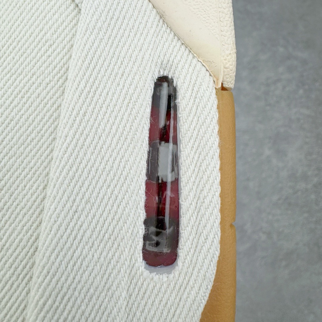 图片[13]-＃KZ神版 Levi’s x Air Jordan AJ4 \\\”Denim\\\” 李维斯联名 牛仔白 AO2571-100 独家外贸特供尺码含 45.5 49.5 50.5 耗时半年巨作 全套原纸板楦头开发 原厂特供牛仔布加持 确保原汁原味 完美呈现四代版型 一比一鞋头弧度高度鞋身弧度 数据细节工艺流程均保持原鞋一致 原厂TPU网格鞋带扣 正确内里网布 菱角分明不变形无多余毛边 柔软性质感一致于原鞋 市场唯一原厂鞋扣模具 背面可见隐藏注塑口 原厂织唛标 原厂飞人电绣工艺 尾指中部跳三针 独家绑鞋带手法 印刷中底布 四线拉帮 米色美纹纸贴合固定 进口港宝加持 后跟自然饱满 全鞋荧光划线卡点 追求极致完美 每一双都是工艺品 多重QC质检 超越公司货的品控标准 实实在在的免检产品 尺码：40 40.5 41 42 42.5 43 44 44.5 45 45.5 46 47.5 48.5 49.5 50.5-选品中心