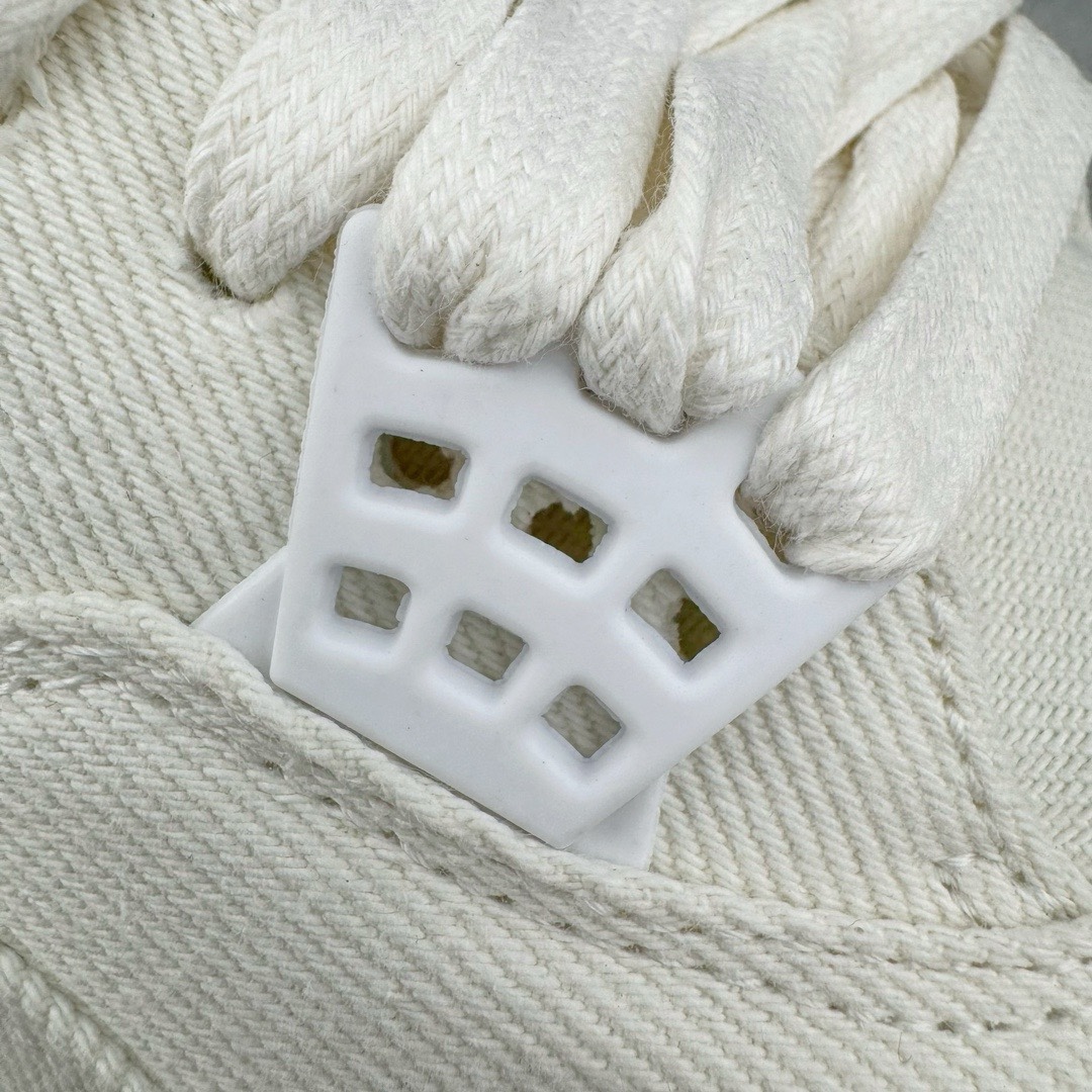 图片[16]-＃KZ神版 Levi’s x Air Jordan AJ4 \\\”Denim\\\” 李维斯联名 牛仔白 AO2571-100 独家外贸特供尺码含 45.5 49.5 50.5 耗时半年巨作 全套原纸板楦头开发 原厂特供牛仔布加持 确保原汁原味 完美呈现四代版型 一比一鞋头弧度高度鞋身弧度 数据细节工艺流程均保持原鞋一致 原厂TPU网格鞋带扣 正确内里网布 菱角分明不变形无多余毛边 柔软性质感一致于原鞋 市场唯一原厂鞋扣模具 背面可见隐藏注塑口 原厂织唛标 原厂飞人电绣工艺 尾指中部跳三针 独家绑鞋带手法 印刷中底布 四线拉帮 米色美纹纸贴合固定 进口港宝加持 后跟自然饱满 全鞋荧光划线卡点 追求极致完美 每一双都是工艺品 多重QC质检 超越公司货的品控标准 实实在在的免检产品 尺码：40 40.5 41 42 42.5 43 44 44.5 45 45.5 46 47.5 48.5 49.5 50.5-选品中心