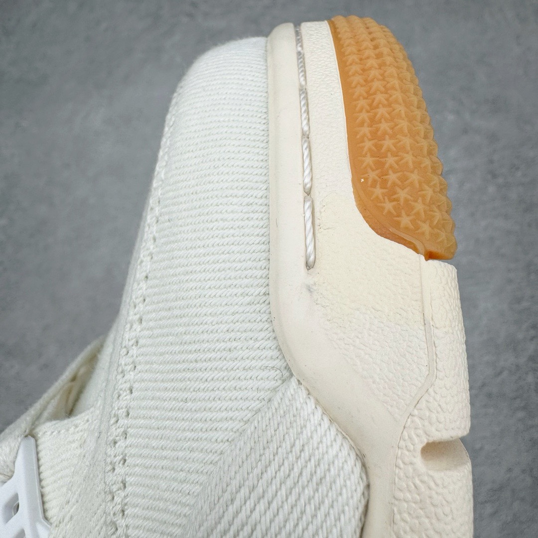 图片[14]-＃KZ神版 Levi’s x Air Jordan AJ4 \\\”Denim\\\” 李维斯联名 牛仔白 AO2571-100 独家外贸特供尺码含 45.5 49.5 50.5 耗时半年巨作 全套原纸板楦头开发 原厂特供牛仔布加持 确保原汁原味 完美呈现四代版型 一比一鞋头弧度高度鞋身弧度 数据细节工艺流程均保持原鞋一致 原厂TPU网格鞋带扣 正确内里网布 菱角分明不变形无多余毛边 柔软性质感一致于原鞋 市场唯一原厂鞋扣模具 背面可见隐藏注塑口 原厂织唛标 原厂飞人电绣工艺 尾指中部跳三针 独家绑鞋带手法 印刷中底布 四线拉帮 米色美纹纸贴合固定 进口港宝加持 后跟自然饱满 全鞋荧光划线卡点 追求极致完美 每一双都是工艺品 多重QC质检 超越公司货的品控标准 实实在在的免检产品 尺码：40 40.5 41 42 42.5 43 44 44.5 45 45.5 46 47.5 48.5 49.5 50.5-选品中心