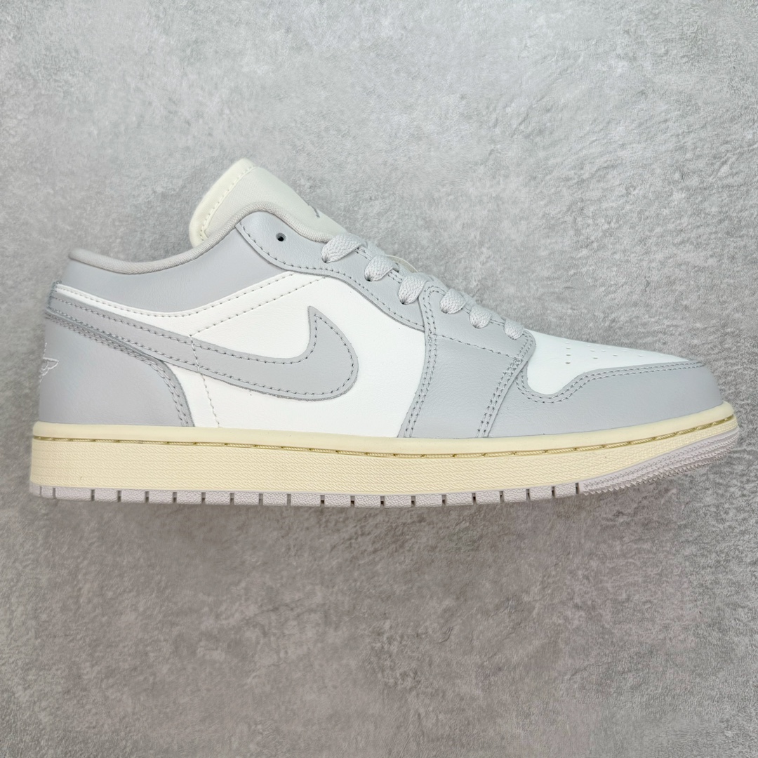 💰190 ＃DT纯原 Air Jordan AJ1 Low 低帮 浅灰白 DC0774-103 终端优势供应 市面中低帮最具代表性版本没有之一 口碑大厂出品 品控大底版型不断改良更新 全套原纸板楦头开发 确保原汁原味 完美呈现版型 完美零毛边处理 原厂内置全掌气垫 价格定位良心 平台专用代工流水线出品 一眼公司既视感 拿到手的一瞬间就与众不同 碾压市面所有版本 全部原鞋开发 每一个配色都会采购原鞋确认细节 打破市面看图做货无好货之说 尺码：35.5 36 36.5 37.5 38 38.5 39 40 40.5 41 42 42.5 43 44 44.5 45 46 编码：by2936060-运动鞋