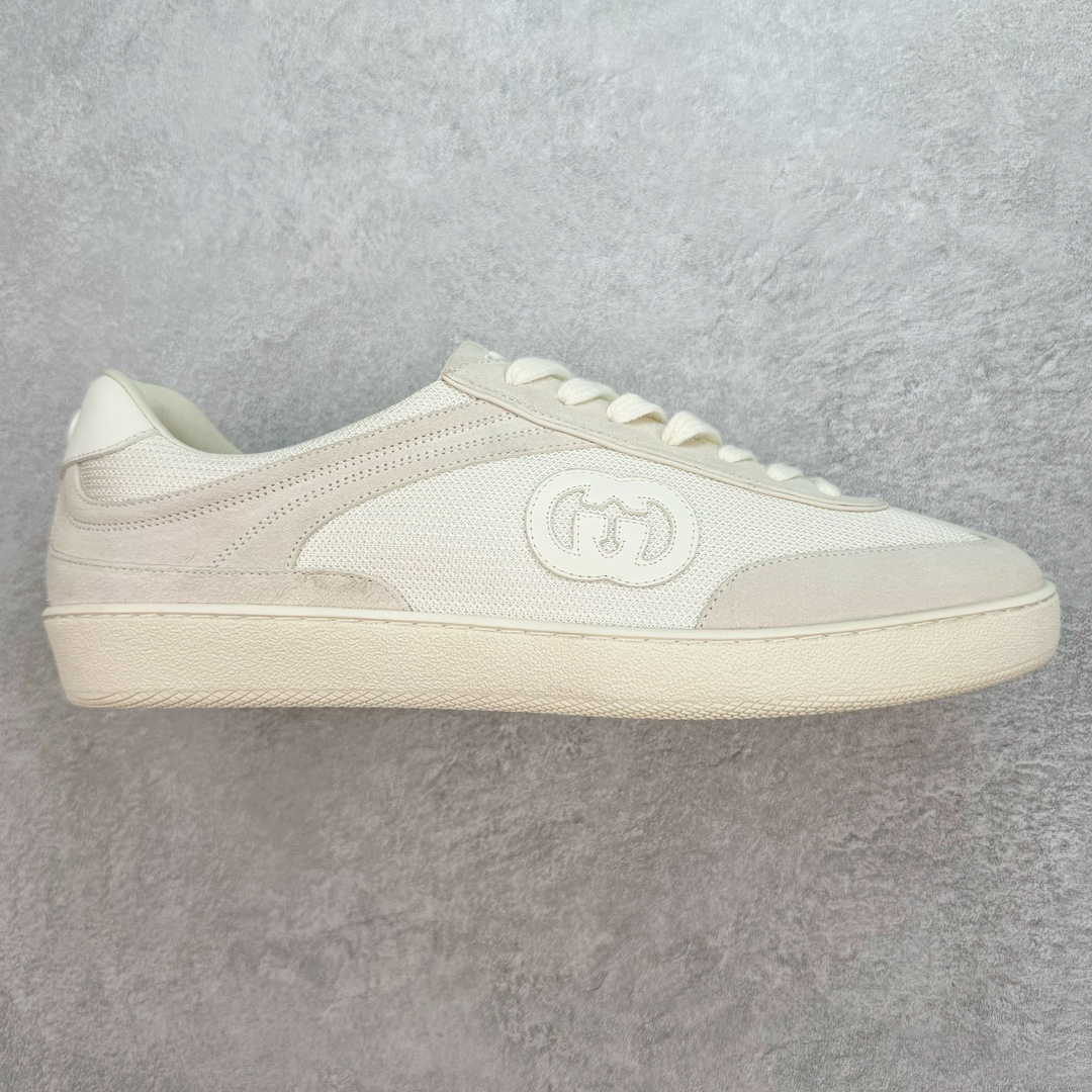 Gucci Lido新款板鞋 意大利海岸的夏日风情和海滩俱乐部汲取灵感 这款运动鞋以绒面材质匠心打造缀饰互扣式双G标识等Gucci经典符号元素 尽显别样风采 尺码:35 36 37 38 39 40 41 42 43 44 45-选品中心