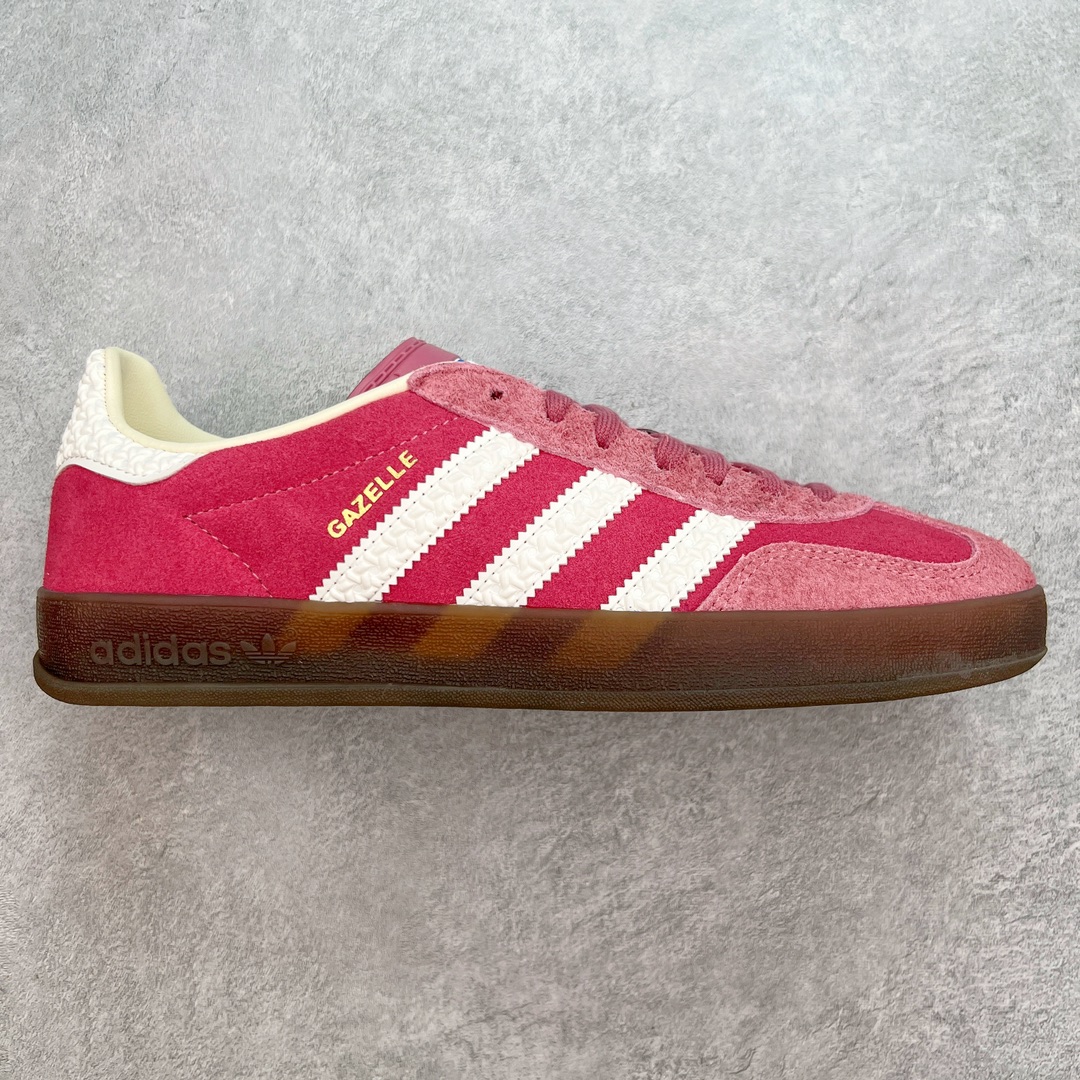 💰180 ＃PK纯原 AD Original Gazelle Indoor Trainers 瞪羚室内鞋系列低帮复古百搭休闲运动德训风板鞋 草莓熊 IF1809 高端零售特供批次 原厂定制长毛翻毛皮组合环保纤维革鞋面材质 内置环保海玻璃鞋垫 外置RB橡胶大底 产品品控稳定性领先行业 原厂全套原楦原纸板冲刀磨具开发 原厂皮料加持 原厂港宝加持定型后跟R度完美 将复古进行到底 简约流畅 三十年不变经典 这款Gazelle运动鞋 无论面料、配色、质感或设计 都只在重现其1991年原款的经典 皮革鞋面 撞色三条纹和鞋跟标的设计 力求呈现90年代的经典复古风潮 Samba火热的同时 也带动了其它的复古鞋型 Gazelle便是其中一只 Gazelle Indoor拥有包边更宽的T字型鞋头 更好的保护运动员的前掌 浓浓的复古氛围感 非常适合现在流行的Cleanfit风格 SIZE：35.5 36 36.5 37.5 38 38.5 39 40 40.5 41 42 42.5 43 44 44.5 45 46 编码：by2936050-运动鞋