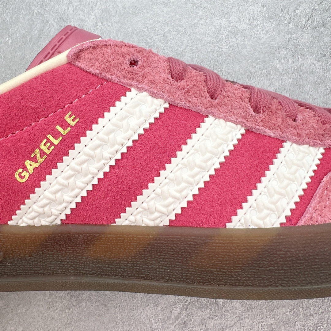 图片[21]-💰180 ＃PK纯原 AD Original Gazelle Indoor Trainers 瞪羚室内鞋系列低帮复古百搭休闲运动德训风板鞋 草莓熊 IF1809 高端零售特供批次 原厂定制长毛翻毛皮组合环保纤维革鞋面材质 内置环保海玻璃鞋垫 外置RB橡胶大底 产品品控稳定性领先行业 原厂全套原楦原纸板冲刀磨具开发 原厂皮料加持 原厂港宝加持定型后跟R度完美 将复古进行到底 简约流畅 三十年不变经典 这款Gazelle运动鞋 无论面料、配色、质感或设计 都只在重现其1991年原款的经典 皮革鞋面 撞色三条纹和鞋跟标的设计 力求呈现90年代的经典复古风潮 Samba火热的同时 也带动了其它的复古鞋型 Gazelle便是其中一只 Gazelle Indoor拥有包边更宽的T字型鞋头 更好的保护运动员的前掌 浓浓的复古氛围感 非常适合现在流行的Cleanfit风格 SIZE：35.5 36 36.5 37.5 38 38.5 39 40 40.5 41 42 42.5 43 44 44.5 45 46 编码：by2936050-运动鞋