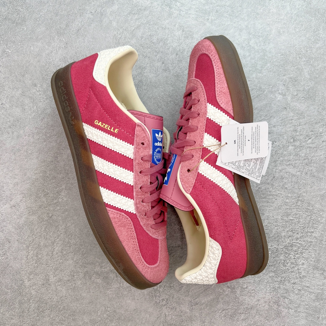 图片[3]-💰180 ＃PK纯原 AD Original Gazelle Indoor Trainers 瞪羚室内鞋系列低帮复古百搭休闲运动德训风板鞋 草莓熊 IF1809 高端零售特供批次 原厂定制长毛翻毛皮组合环保纤维革鞋面材质 内置环保海玻璃鞋垫 外置RB橡胶大底 产品品控稳定性领先行业 原厂全套原楦原纸板冲刀磨具开发 原厂皮料加持 原厂港宝加持定型后跟R度完美 将复古进行到底 简约流畅 三十年不变经典 这款Gazelle运动鞋 无论面料、配色、质感或设计 都只在重现其1991年原款的经典 皮革鞋面 撞色三条纹和鞋跟标的设计 力求呈现90年代的经典复古风潮 Samba火热的同时 也带动了其它的复古鞋型 Gazelle便是其中一只 Gazelle Indoor拥有包边更宽的T字型鞋头 更好的保护运动员的前掌 浓浓的复古氛围感 非常适合现在流行的Cleanfit风格 SIZE：35.5 36 36.5 37.5 38 38.5 39 40 40.5 41 42 42.5 43 44 44.5 45 46 编码：by2936050-运动鞋