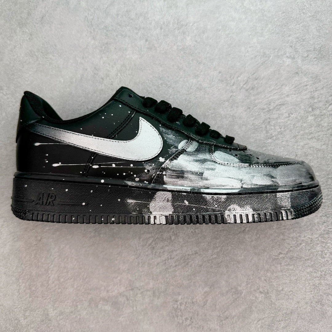 NK Air Force 1´07 Low 空军一号低帮百搭休闲运动板鞋 CW2288-012 柔软、弹性十足的缓震性能和出色的中底设计 横跨复古与现代的外型结合 造就出风靡全球 三十多年的Force 1 直到今天还深受青睐 尺码：36 36.5 37.5 38 38.5 39 40 40.5 41 42 42.5 43 44 44.5 45-选品中心
