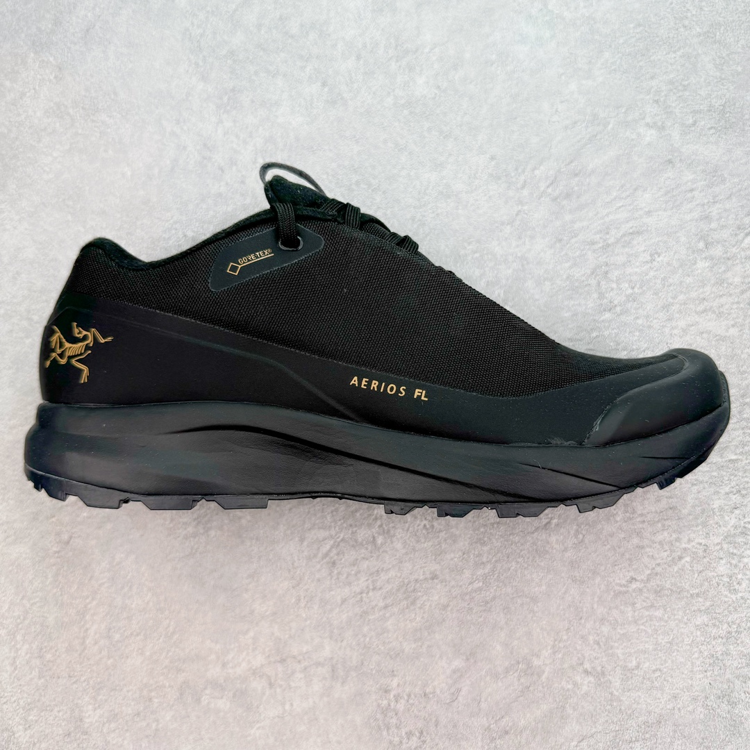 💰260 ＃纯原 加拿大品牌 始祖鸟Arcteryx Aerios AURA Low 始祖鸟系列长距离越野登山徒步户外防水多功能运动跑鞋 ARC\’TERYX始祖鸟，户外运动产品的天花板品牌，2017年发布第一款越野跑鞋NORVAN VT，始祖鸟的越野跑鞋分为三个系列，分别是：VT（Vertical Terrain垂直地形）、LD（Long Distance长距离）、SL（Super Light超轻），发展到今日已经更新到了第三代产品，而NORVAN的命名源于北温哥华（North Vancouver）代表高性能越野跑系统。在2018年我测评了始祖鸟第一代长距离越野跑鞋NORVAN LD，而这次测评的，正是该系列的第三代产品NORVAN LD 3，它与初代相比可以说是脱胎换骨的改变。在整体外观方面，NORVAN LD 3保持了ARC\’TERYX始祖鸟一贯的设计风格，配色一如既往的“素”，使用纯色营造出高级感。鞋面采用单层网孔Cordura®鞋面，与初代的紧密编织鞋面相比透气性能更好，鞋面热压了TPU薄膜支撑鞋面，得益于靠近中底整圈的热压TPU，使NORVAN LD 3的涉水深度更深。NORVAN LD 3帮面一体成型，只在跟杯正中进行缝合，跟杯有硬质港宝，能有效支撑和锁定足跟，足跟外侧印刷了ARC\’TERYX始祖鸟LOGO。鞋头多层防踢设计保护脚趾，避免脚趾踢到尖利的岩石导致受伤。SIZE：36 36.5 37.5 38 38.5 39 40 40.5 41 42 42.5 43 44 44.5 45 46 编码：Sby3936030-运动鞋