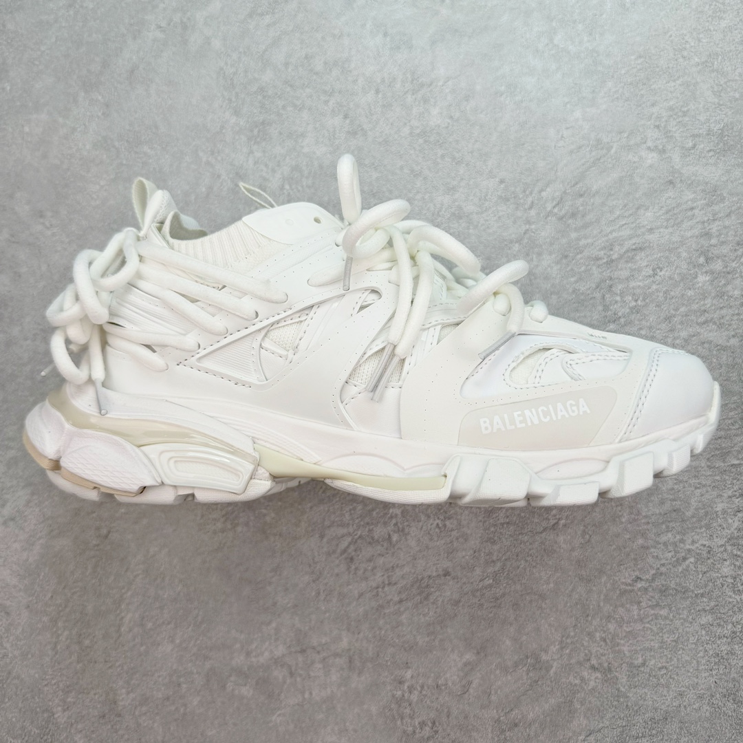 💰420 ＃纯原 BALENCIAGA Track Trainers 巴黎世家 3.0代复古野跑姥爹潮流百搭慢跑鞋 成份：47%涤纶 40%聚氨酯纤维 13%Nylon 采用尼龙和网眼布制成 100%不含皮革 尺码饰于足尖 鞋后跟压印Track字样 外底正面压印BB标识 外侧印有Balenciaga印花 鞋舌压印Balenciaga标识 双鞋带以常规方式打结 后帮及鞋舌配有拉环鞋提 动态鞋底设计 为双脚带来后续的助力 50毫米鞋弓 水洗做旧风格 中国制造 此商品提供Balenciaga防尘袋和包装盒 尺码：35/46 编码：Xby4936090-运动鞋