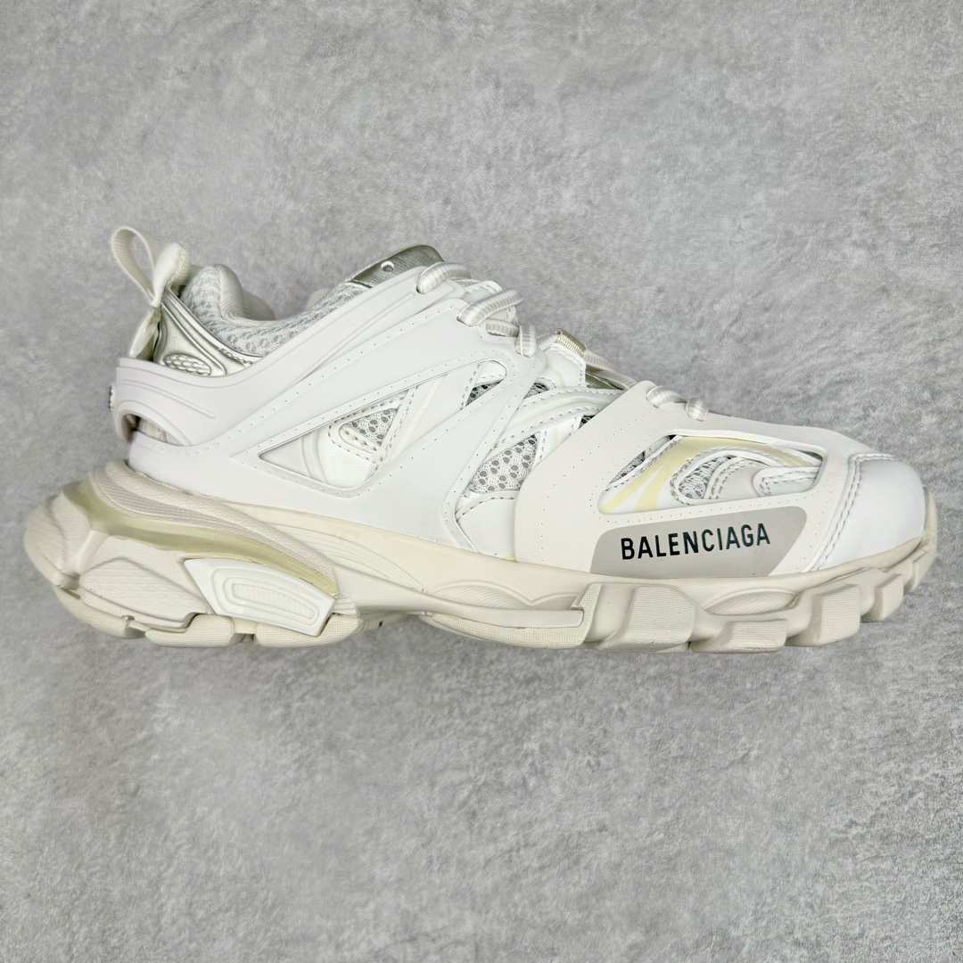 💰240 ＃TG BALENCIAGA Track 巴黎世家三代复古老爹鞋 该款鞋采用网眼布和尼龙制成 不含皮革 鞋舌饰有Track.2橡胶品牌标识 外侧饰有橡胶品牌标识 泡沫后帮压印品牌标识 外底正面压印BB标识 由176块饰片拼接而成的铰接式鞋面 侧面配金属质感网眼布 内面配有额外金属光泽饰件 包含1副鞋带和1副备用鞋带 后帮配有拉环鞋提 动态鞋底设计 为双脚带来后续的助力 正常尺码 Size：35 36 37 38 39 40 41 42 43 44 45 46 编码：by3936010-运动鞋