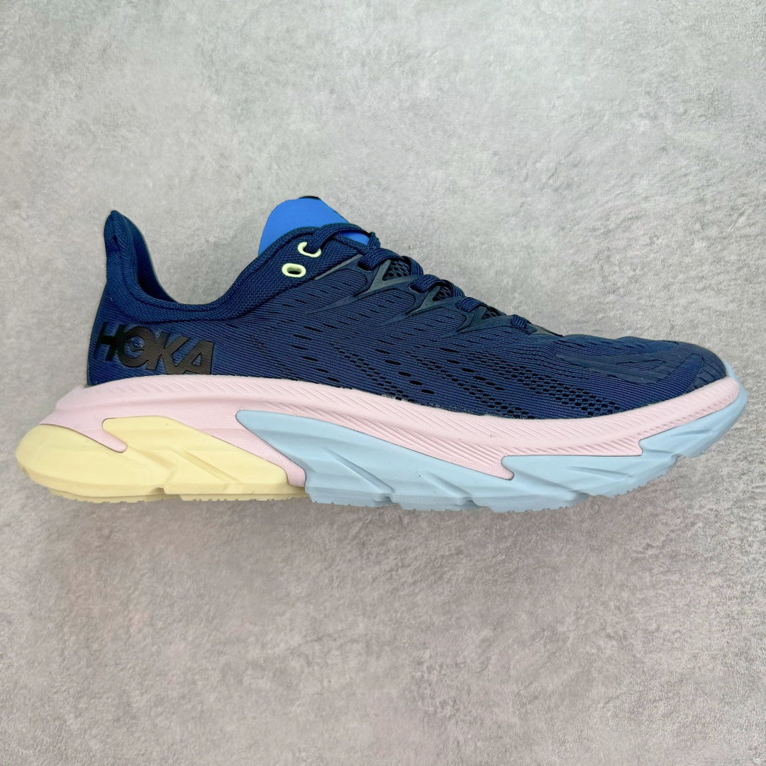 💰130 ＃福利特价‼HOKA ONE ONE Clifton Wide 克里夫顿8代专业性能减震公路跑步鞋 作为克利夫顿系列中的新款 克利夫顿 8提供比其前身更柔软的运动体验 基于使 Clifton 成为HOKA 穿着者入门的几何形状 重新诠释了我们超轻中底泡沫 几乎消失在脚下 屡获殊荣的Clifton特许经营中的最新产品 继续提供柔和轻巧的完美结合 Clifton 8采用更轻便 反应更灵敏的中底以及相同的骑行特性 具有流线型轮廓和由工程网眼制成的最新鞋面 SIZE：36 36.5 37.5 38 38.5 39 40 40.5 41 42 42.5 43 44 44.5 45 编码：Zby2936000-运动鞋