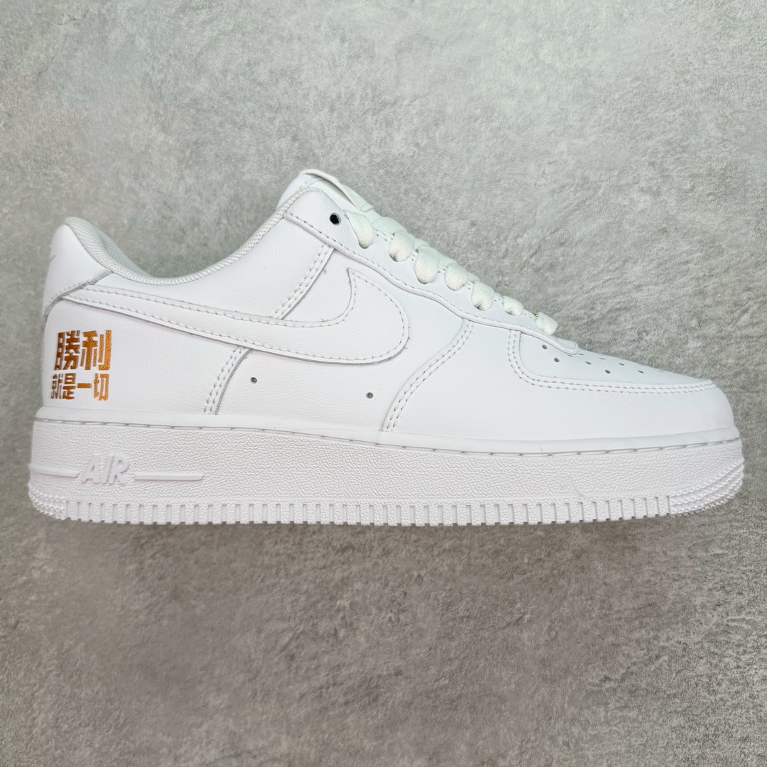 💰180 NK Air Force 1´07 Low 空军一号低帮百搭休闲运动板鞋 CH8065-001 柔软、弹性十足的缓震性能和出色的中底设计 横跨复古与现代的外型结合 造就出风靡全球 三十多年的Force 1 直到今天还深受青睐 SIZE：36 36.5 37.5 38 38.5 39 40 40.5 41 42 42.5 43 44 44.5 45 编码：Mby2936050-运动鞋