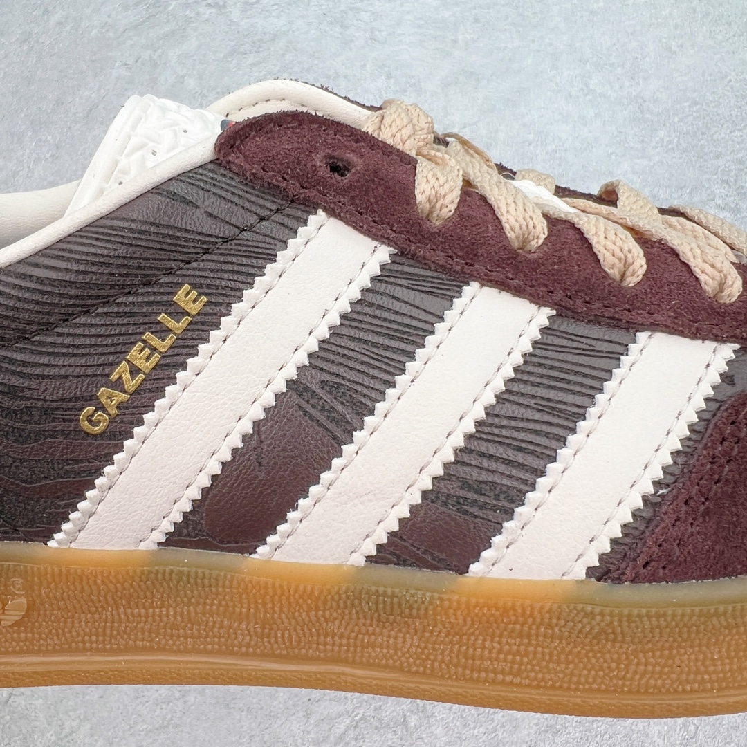 图片[20]-💰150 ＃MF AD Original Gazelle Indoor Trainers 瞪羚室内鞋系列低帮复古百搭休闲运动德训风板鞋 JP5671 高端零售特供批次 原厂定制长毛翻毛皮组合环保纤维革鞋面材质 内置环保海玻璃鞋垫 外置RB橡胶大底 产品品控稳定性领先行业 原厂全套原楦原纸板冲刀磨具开发 原厂皮料加持 原厂港宝加持定型后跟R度完美 将复古进行到底 简约流畅 三十年不变经典 这款Gazelle运动鞋 无论面料、配色、质感或设计 都只在重现其1991年原款的经典 皮革鞋面 撞色三条纹和鞋跟标的设计 力求呈现90年代的经典复古风潮 Samba火热的同时 也带动了其它的复古鞋型 Gazelle便是其中一只 Gazelle Indoor拥有包边更宽的T字型鞋头 更好的保护运动员的前掌 浓浓的复古氛围感 非常适合现在流行的Cleanfit风格 尺码：35.5 36 36⅔ 37⅓ 38 38⅔ 39⅓ 40 40⅔ 41⅓ 42 42⅔ 43⅓ 44 44⅔ 45 编码：by2936020-运动鞋