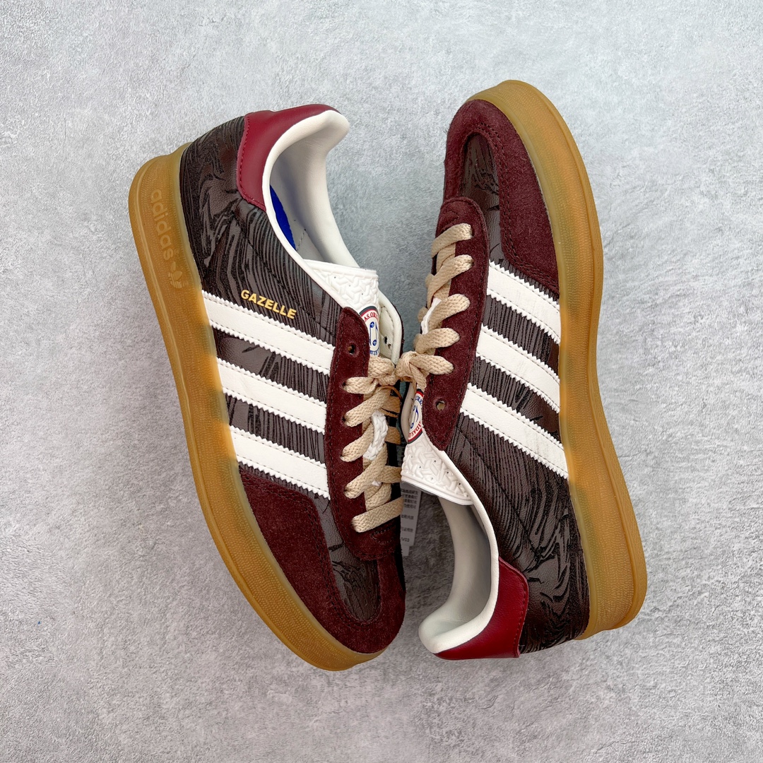 图片[3]-💰150 ＃MF AD Original Gazelle Indoor Trainers 瞪羚室内鞋系列低帮复古百搭休闲运动德训风板鞋 JP5671 高端零售特供批次 原厂定制长毛翻毛皮组合环保纤维革鞋面材质 内置环保海玻璃鞋垫 外置RB橡胶大底 产品品控稳定性领先行业 原厂全套原楦原纸板冲刀磨具开发 原厂皮料加持 原厂港宝加持定型后跟R度完美 将复古进行到底 简约流畅 三十年不变经典 这款Gazelle运动鞋 无论面料、配色、质感或设计 都只在重现其1991年原款的经典 皮革鞋面 撞色三条纹和鞋跟标的设计 力求呈现90年代的经典复古风潮 Samba火热的同时 也带动了其它的复古鞋型 Gazelle便是其中一只 Gazelle Indoor拥有包边更宽的T字型鞋头 更好的保护运动员的前掌 浓浓的复古氛围感 非常适合现在流行的Cleanfit风格 尺码：35.5 36 36⅔ 37⅓ 38 38⅔ 39⅓ 40 40⅔ 41⅓ 42 42⅔ 43⅓ 44 44⅔ 45 编码：by2936020-运动鞋