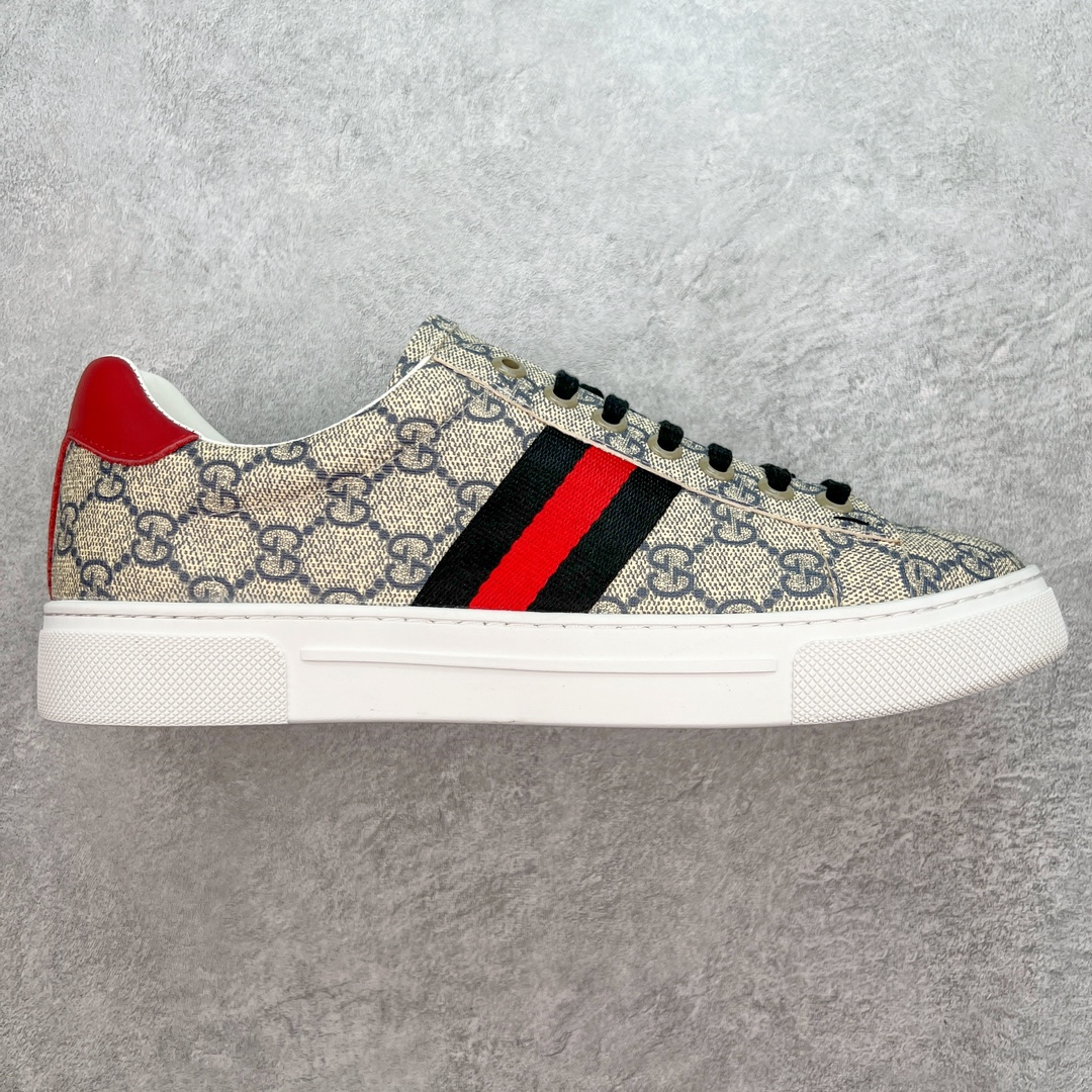 💰320 Gucci Ace 古驰小白鞋系列 经典小蜜蜂 附送原装一致鞋舌仿磨环保纸垫 全套专柜包装物及配件 意大利进口超软小牛皮 同源出厂真丝绸防尘鞋套袋 原装雪梨形超软沙绒纸团 高工艺无缝细空胶技术 贴楦误差0.05mm 鞋底采用固特异内外锁死工艺 最大限度弯折永不开胶 原鞋一致效果环保无味 产品细节经典低帮运动鞋采用 Gucci 标志性的金色蜜蜂刺绣 与标志织带形成对比 白色皮革 配以绿红绿织带和金线蜜蜂刺绣一只鞋后饰有红色水蛇皮细节 另一只鞋后饰绿色水蛇皮细节 橡胶鞋底 Size：35 36 37 38 39 40 41 42 43 44 45 编码：yby3936090-运动鞋