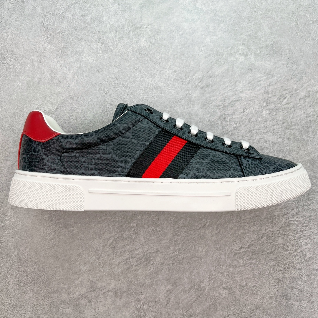 💰320 Gucci Ace 古驰小白鞋系列 经典小蜜蜂 附送原装一致鞋舌仿磨环保纸垫 全套专柜包装物及配件 意大利进口超软小牛皮 同源出厂真丝绸防尘鞋套袋 原装雪梨形超软沙绒纸团 高工艺无缝细空胶技术 贴楦误差0.05mm 鞋底采用固特异内外锁死工艺 最大限度弯折永不开胶 原鞋一致效果环保无味 产品细节经典低帮运动鞋采用 Gucci 标志性的金色蜜蜂刺绣 与标志织带形成对比 白色皮革 配以绿红绿织带和金线蜜蜂刺绣一只鞋后饰有红色水蛇皮细节 另一只鞋后饰绿色水蛇皮细节 橡胶鞋底 Size：35 36 37 38 39 40 41 42 43 44 45 编码：yby3936090-运动鞋