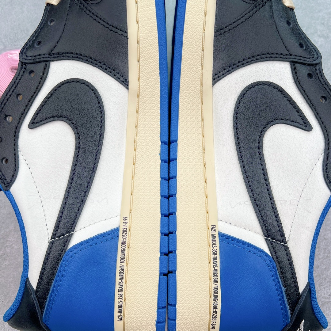 图片[11]-＃XC清远纯原福利 Travis Scott x Fragment Design x Air Jordan AJ1 Low OG SP 三方联名闪电倒钩2.0低帮 白蓝黑 DM7866-140 外贸高端零售特供批次 产品品控稳定性领先行业 各方面均可对飙L版 良心定价不杀猪 原厂全套原楦原纸板冲刀磨具开发 原厂皮料加持 原厂港宝加持定型后跟R度完美 同源原厂电绣 鬼脸飞翼针数密度立体效果一致 百分百一致原鞋 原厂拉帮工艺 针距密度一致 后跟弧度收口自然不对折 极致一眼正品既视感 进口玻璃冲刀皮料裁剪零毛边 全鞋电脑针车工艺 品控清洁度最高QC检验标准 免检产品 原厂订购鞋盒、鞋标、防尘纸、鞋撑、鞋带 追求极致的原厂味道 尺码：40.5 41 42 42.5 43 44 44.5 45 46 47.5-选品中心